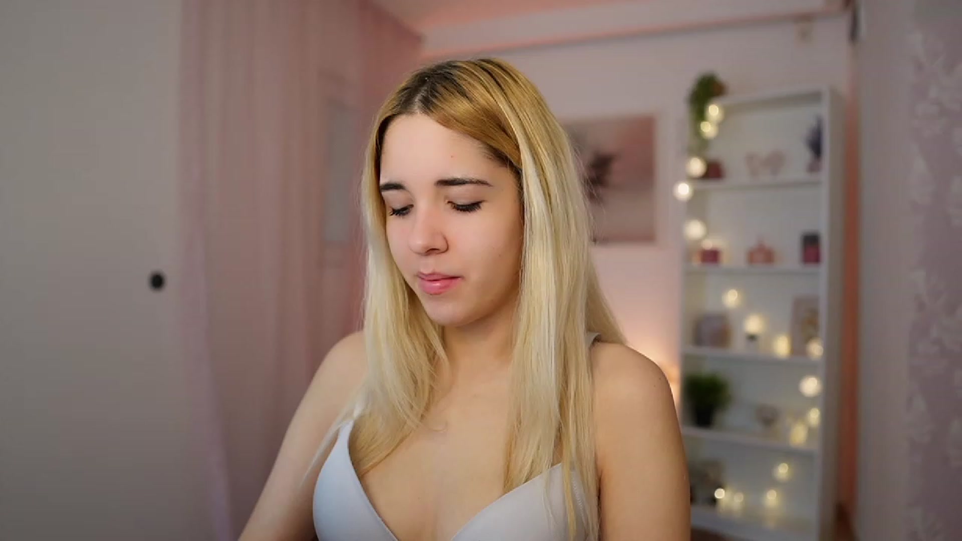 Gallery image thumbnail from Katie_Kush18's myfreecams stream on, 12/13/2023, 10:39 image 7 of 20