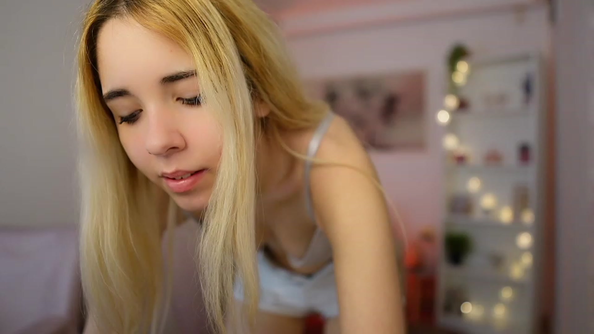 Gallery image thumbnail from Katie_Kush18's myfreecams stream on, 12/14/2023, 09:35 image 16 of 20