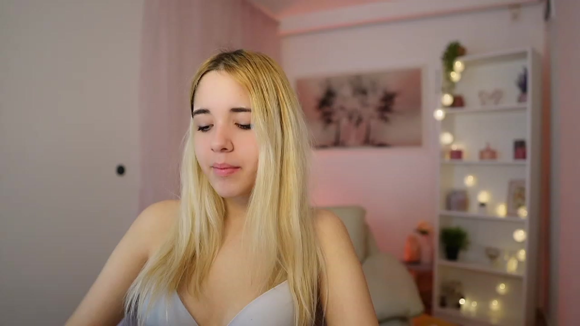 Gallery image thumbnail from Katie_Kush18's myfreecams stream on, 12/14/2023, 10:30 image 4 of 20