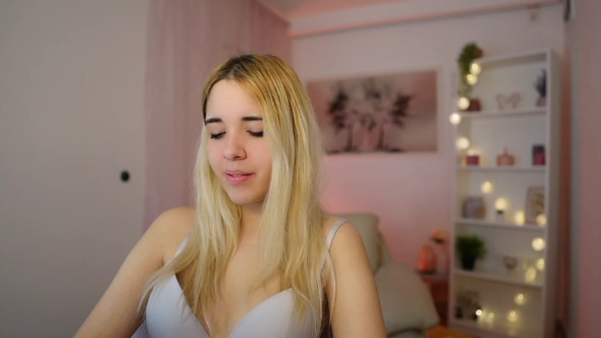Gallery image thumbnail from Katie_Kush18's myfreecams stream on, 12/14/2023, 10:30 image 5 of 20