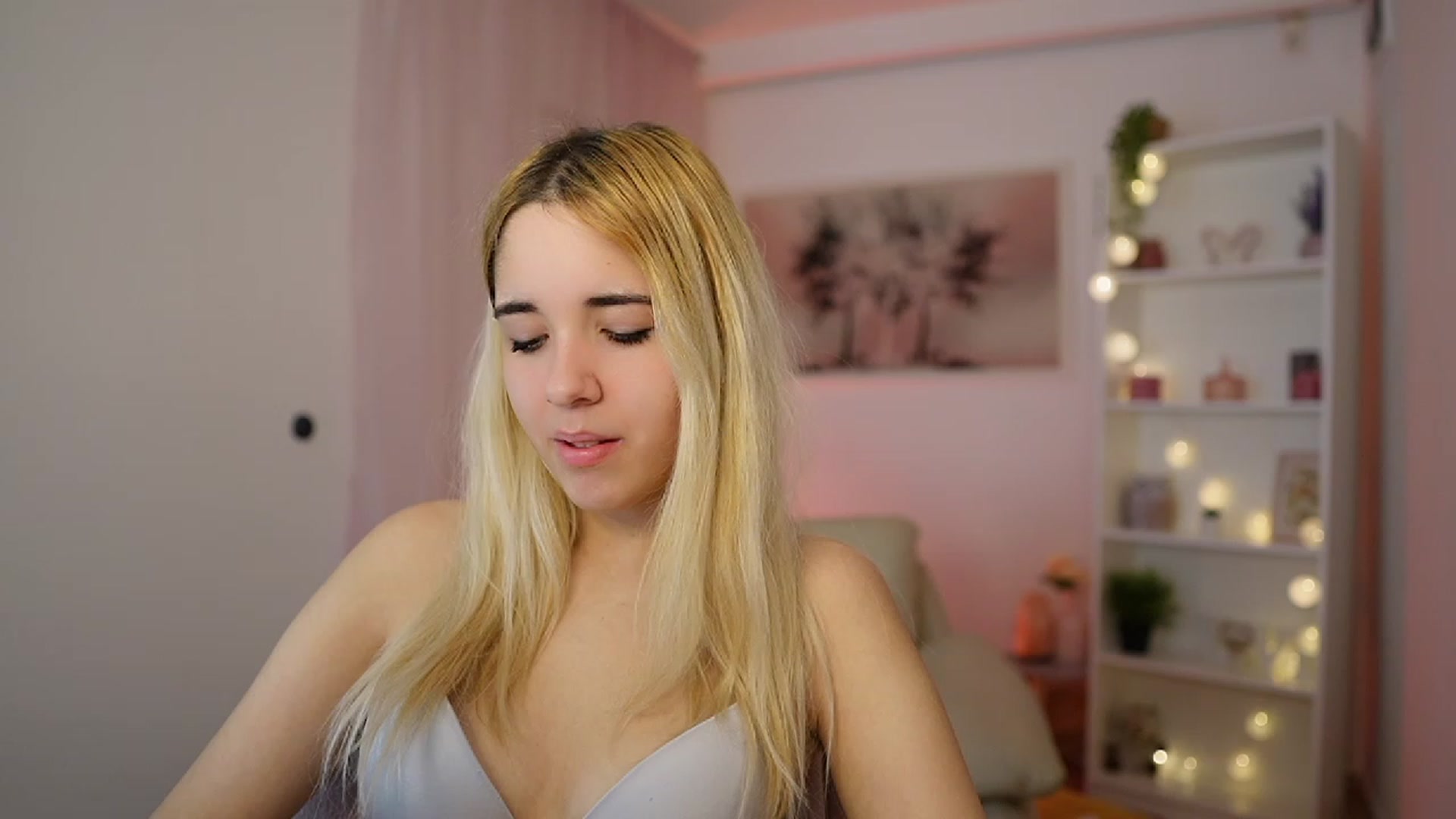 Gallery image thumbnail from Katie_Kush18's myfreecams stream on, 12/14/2023, 10:30 image 3 of 20