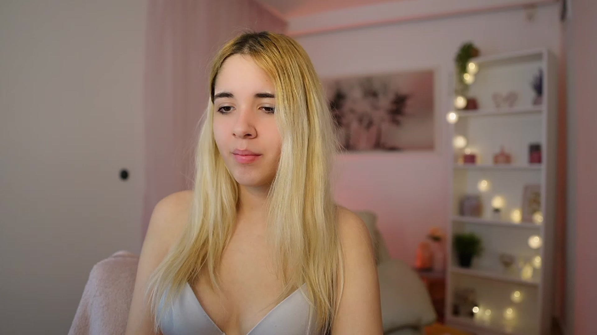 Gallery image thumbnail from Katie_Kush18's myfreecams stream on, 12/14/2023, 10:30 image 1 of 20