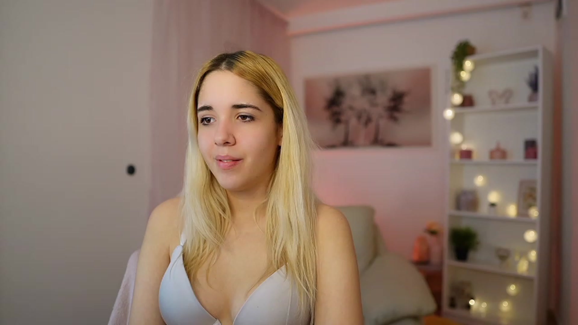 Gallery image thumbnail from Katie_Kush18's myfreecams stream on, 12/14/2023, 13:08 image 19 of 20
