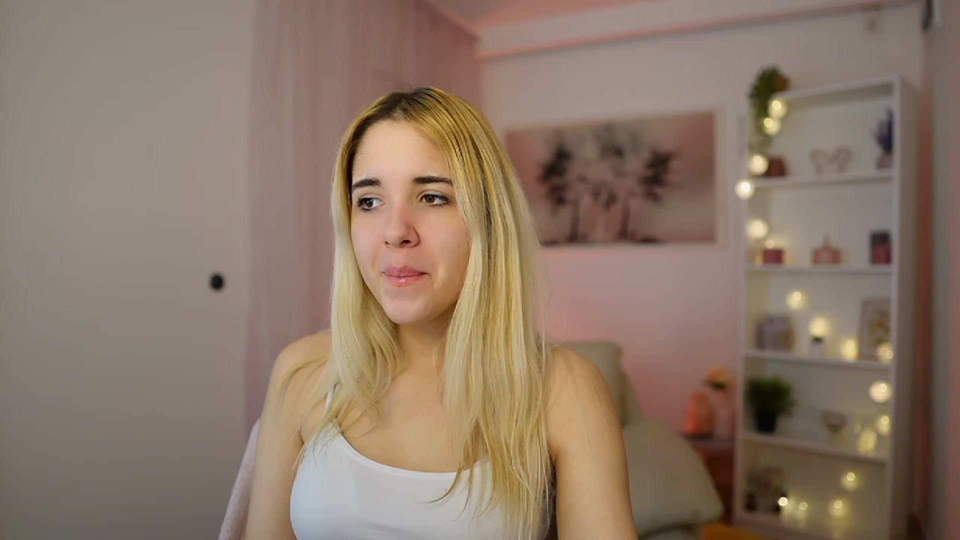 Gallery image thumbnail from Katie_Kush18's myfreecams stream on, 12/14/2023, 13:08 image 5 of 20