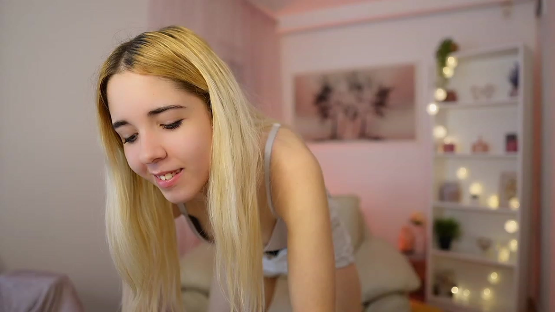 Gallery image thumbnail from Katie_Kush18's myfreecams stream on, 12/14/2023, 13:21 image 7 of 20
