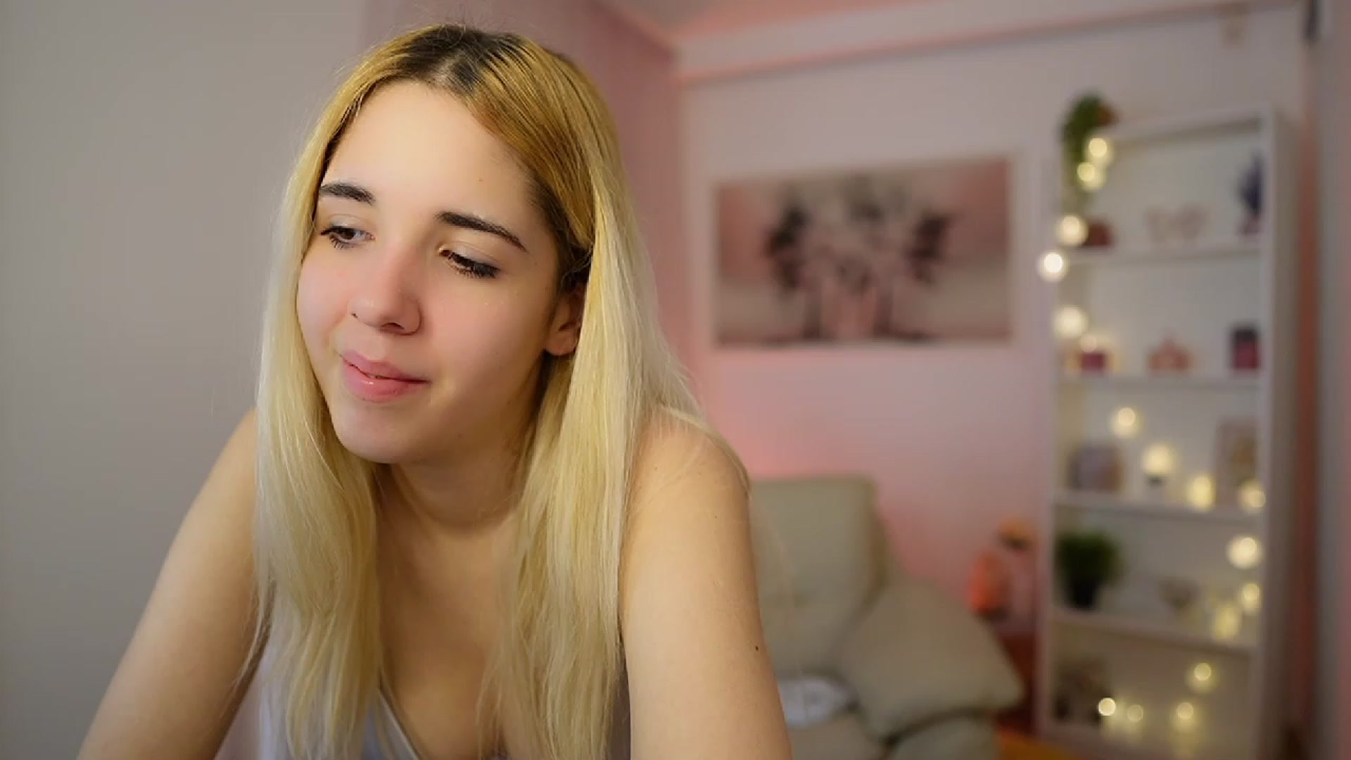 Gallery image thumbnail from Katie_Kush18's myfreecams stream on, 12/14/2023, 13:21 image 17 of 20