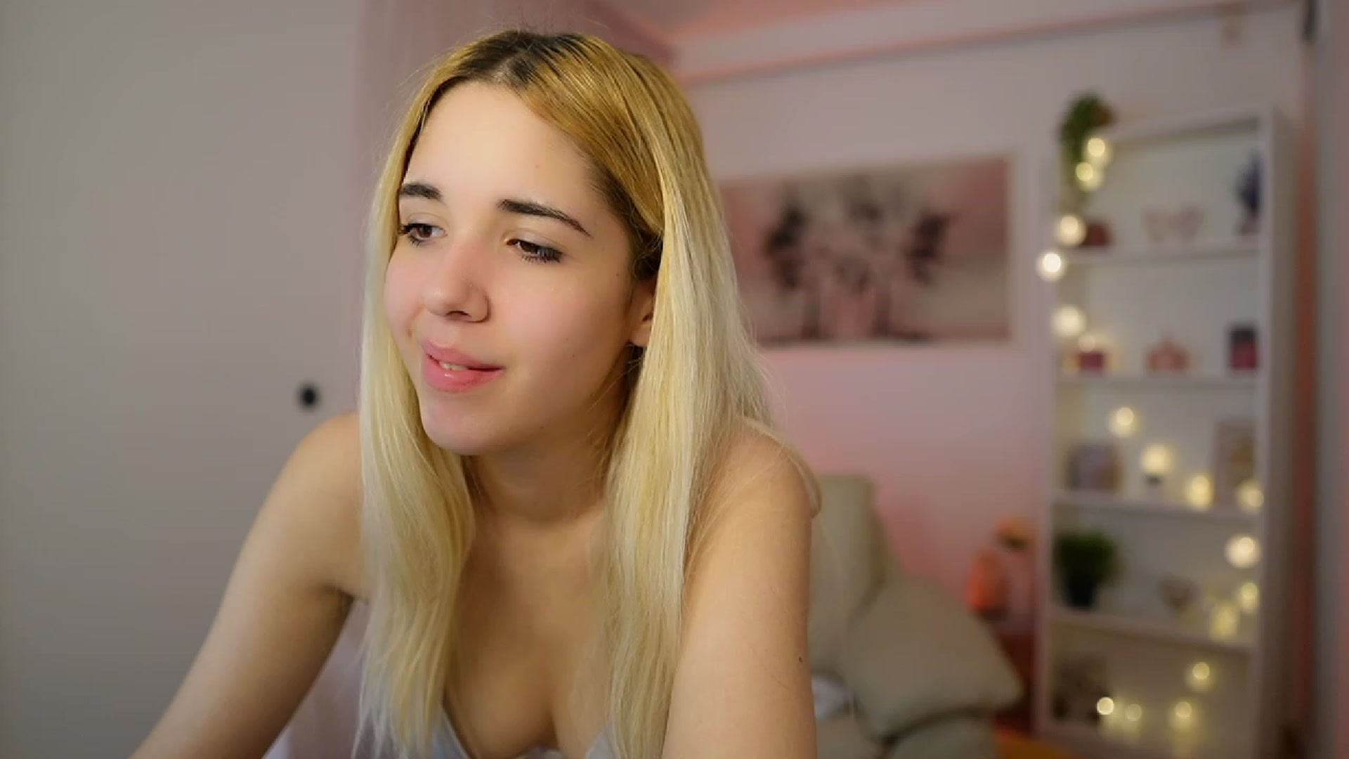 Gallery image thumbnail from Katie_Kush18's myfreecams stream on, 12/14/2023, 13:21 image 18 of 20