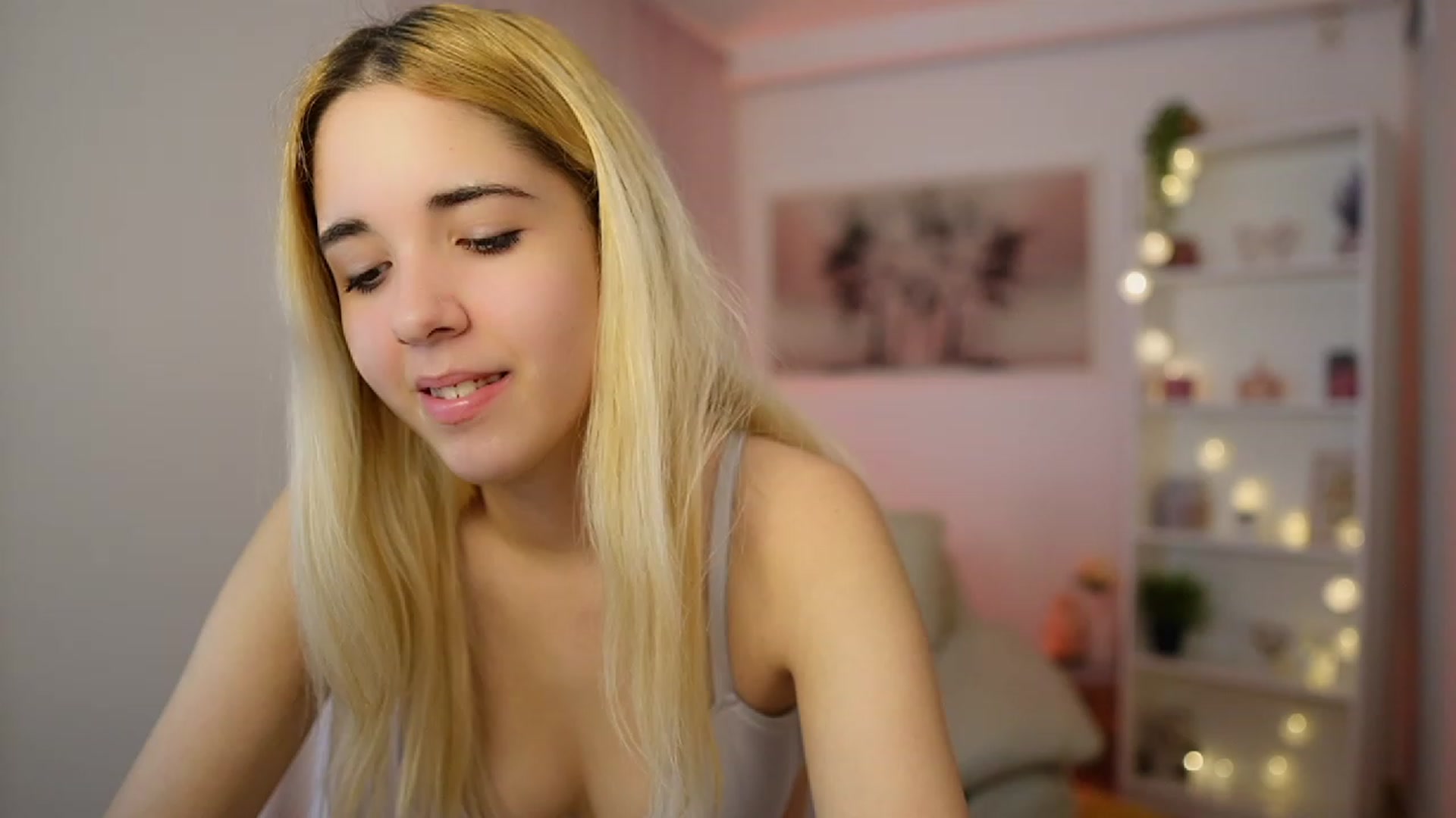 Gallery image thumbnail from Katie_Kush18's myfreecams stream on, 12/14/2023, 13:21 image 14 of 20