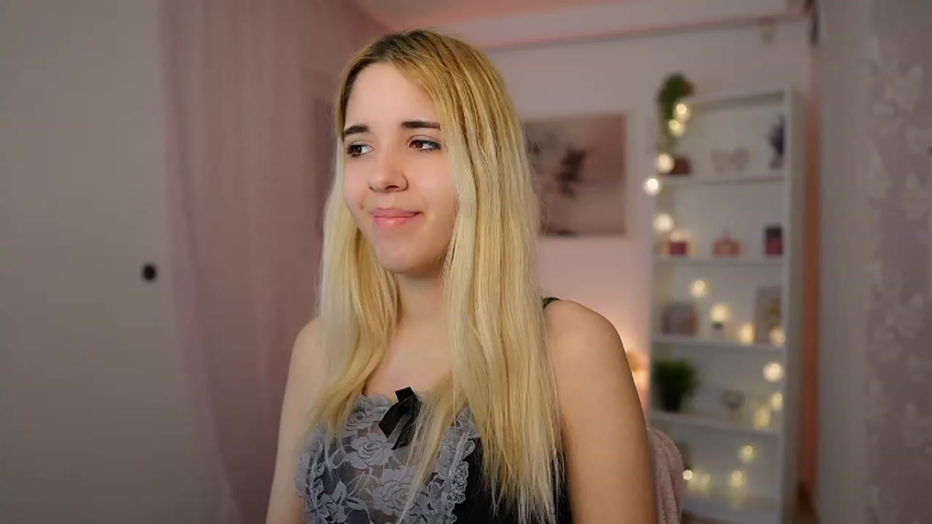 Gallery image thumbnail from Katie_Kush18's myfreecams stream on, 12/15/2023, 11:18 image 2 of 20