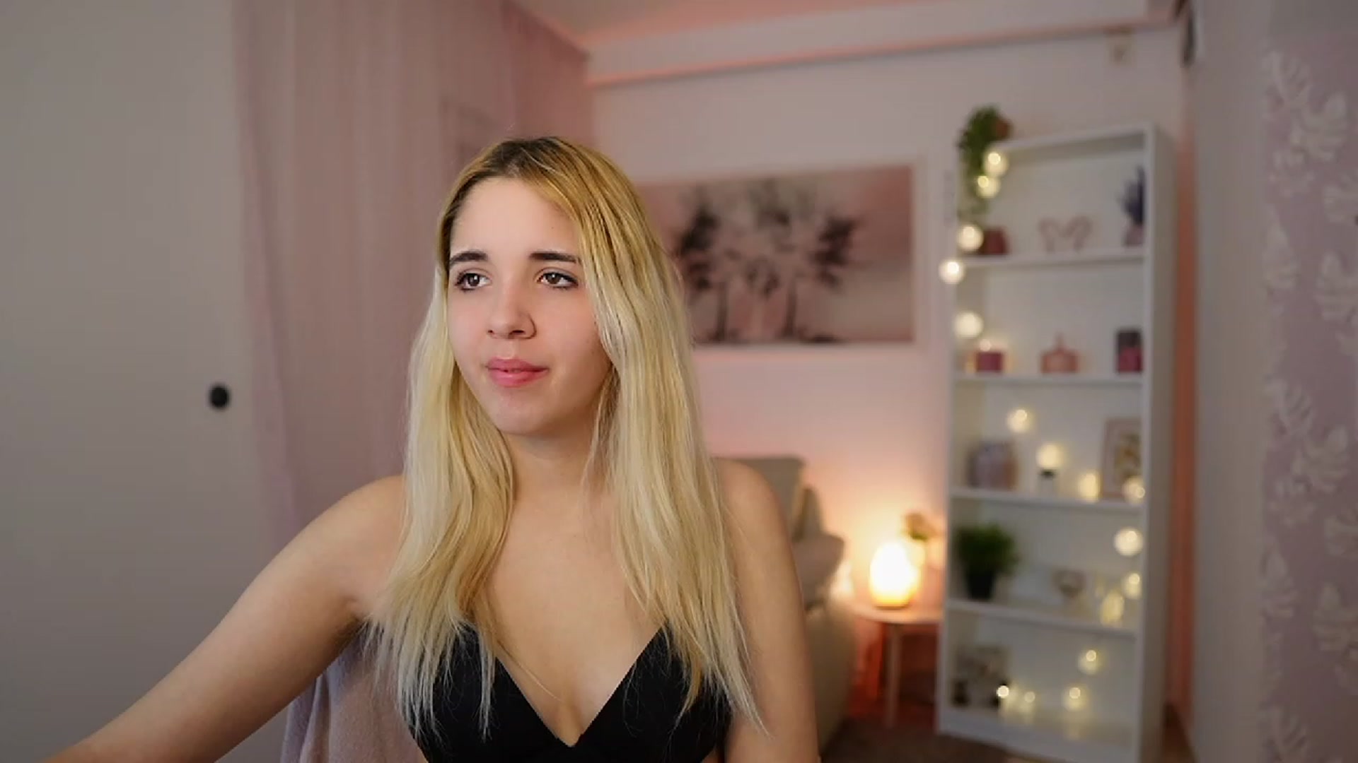 Gallery image thumbnail from Katie_Kush18's myfreecams stream on, 12/15/2023, 11:18 image 17 of 20