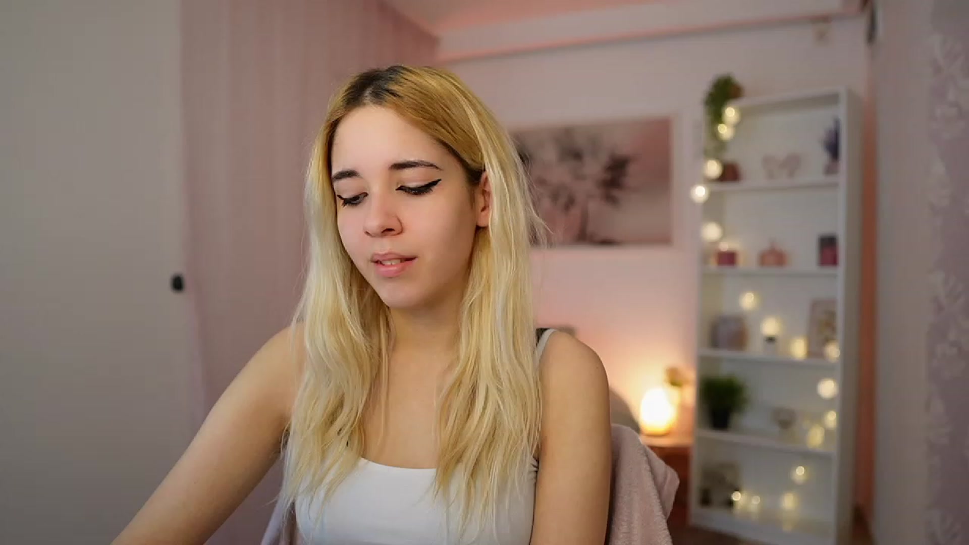 Gallery image thumbnail from Katie_Kush18's myfreecams stream on, 12/18/2023, 10:53 image 12 of 20