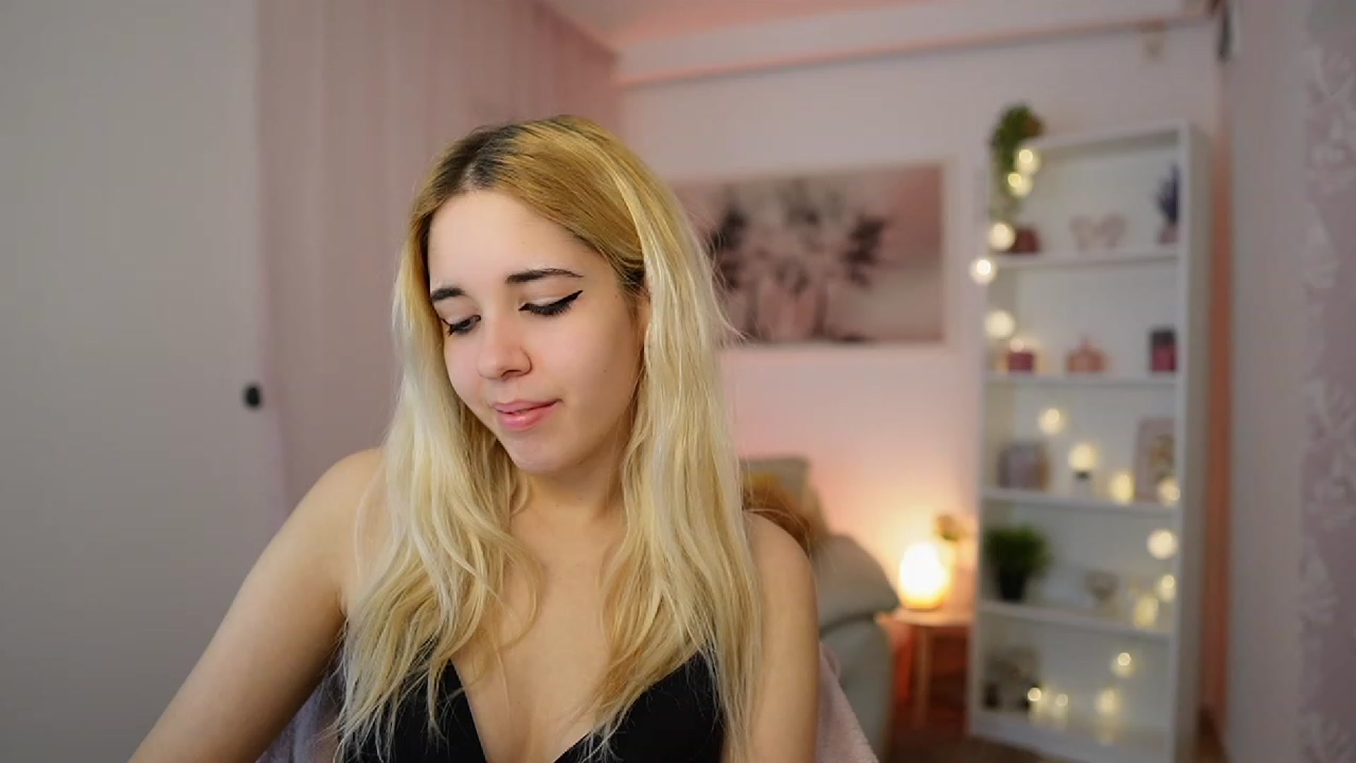 Gallery image thumbnail from Katie_Kush18's myfreecams stream on, 12/18/2023, 10:53 image 20 of 20