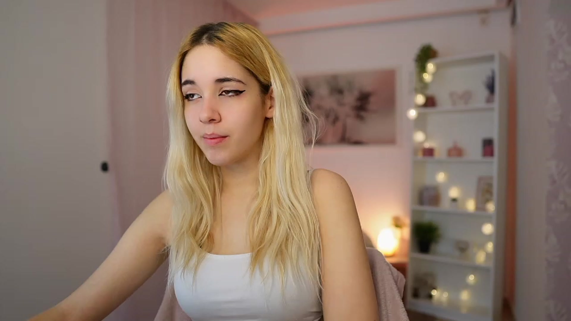 Gallery image thumbnail from Katie_Kush18's myfreecams stream on, 12/18/2023, 10:53 image 13 of 20