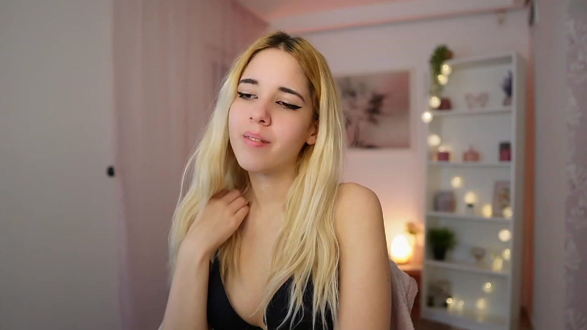 Gallery image thumbnail from Katie_Kush18's myfreecams stream on, 12/18/2023, 11:46 image 18 of 20