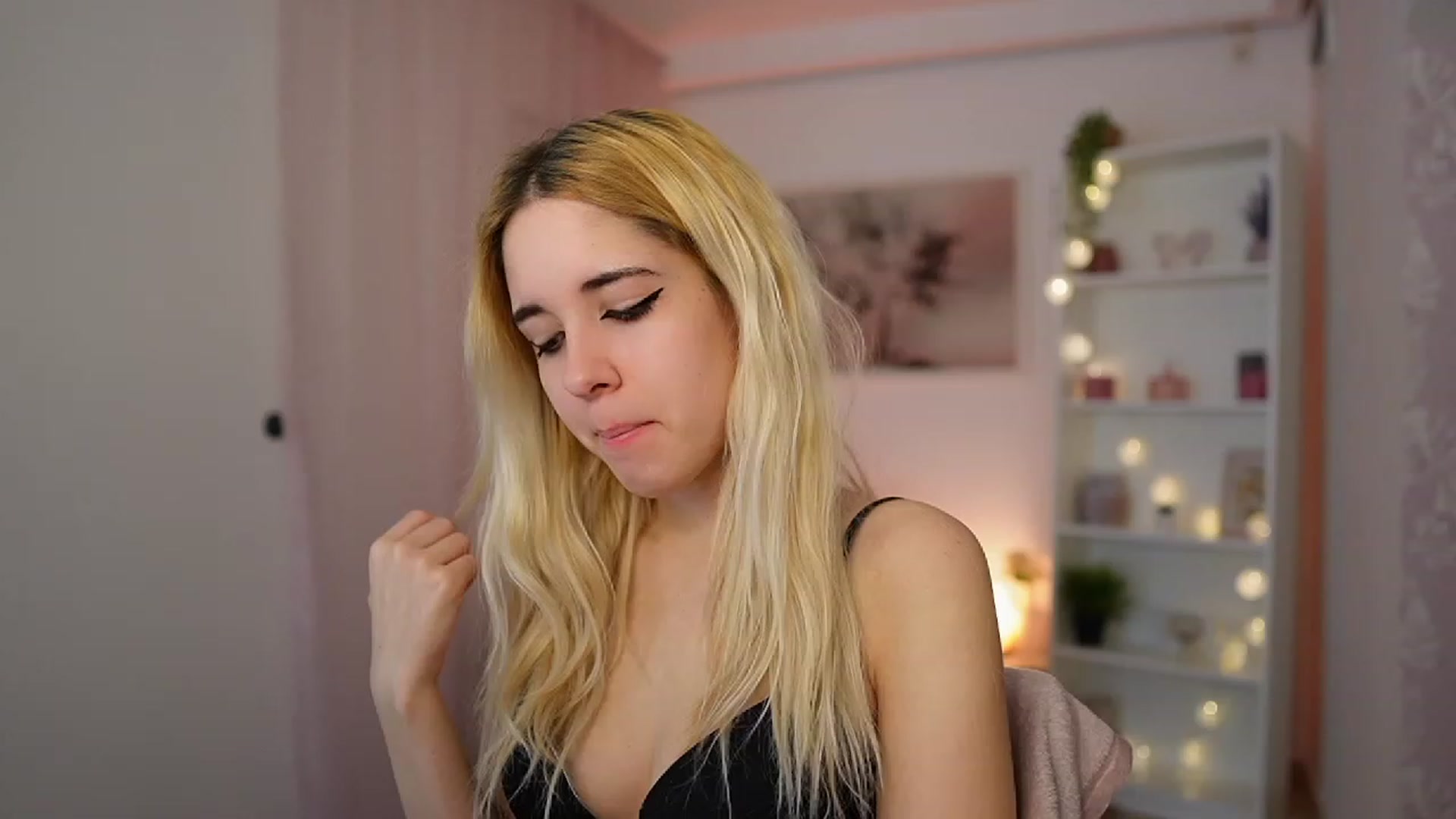 Gallery image thumbnail from Katie_Kush18's myfreecams stream on, 12/18/2023, 11:46 image 10 of 20