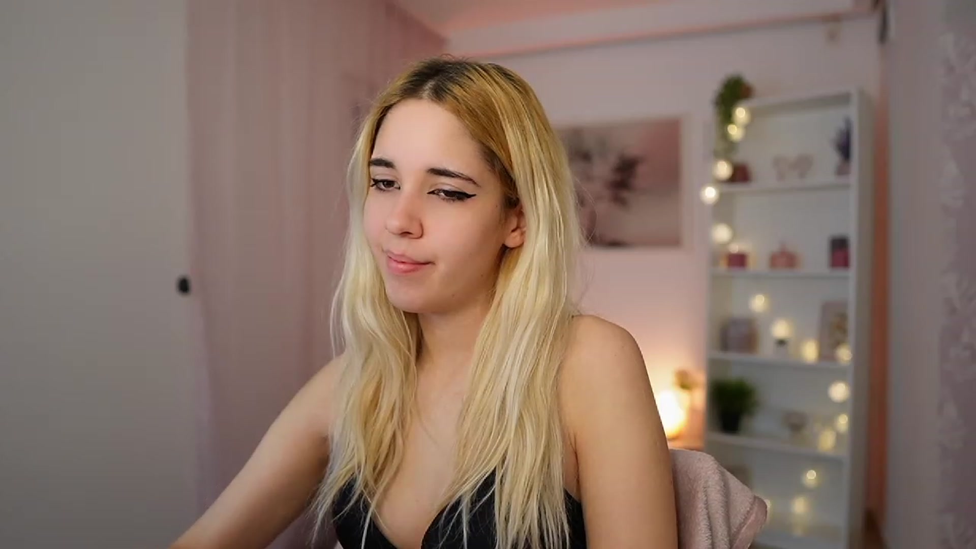 Gallery image thumbnail from Katie_Kush18's myfreecams stream on, 12/18/2023, 11:46 image 8 of 20