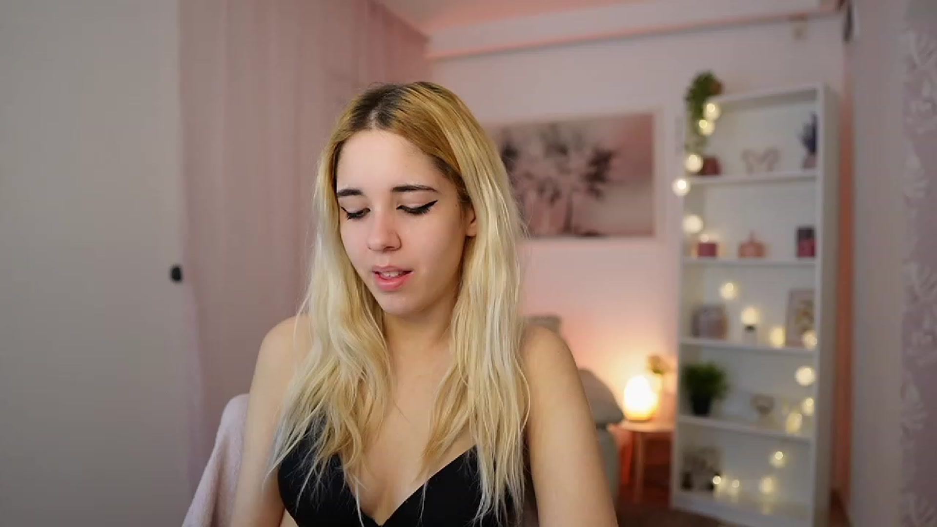 Gallery image thumbnail from Katie_Kush18's myfreecams stream on, 12/18/2023, 11:46 image 13 of 20