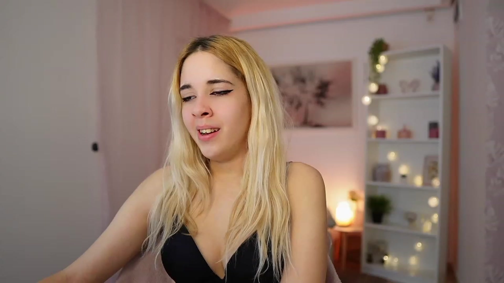 Gallery image thumbnail from Katie_Kush18's myfreecams stream on, 12/18/2023, 11:46 image 19 of 20