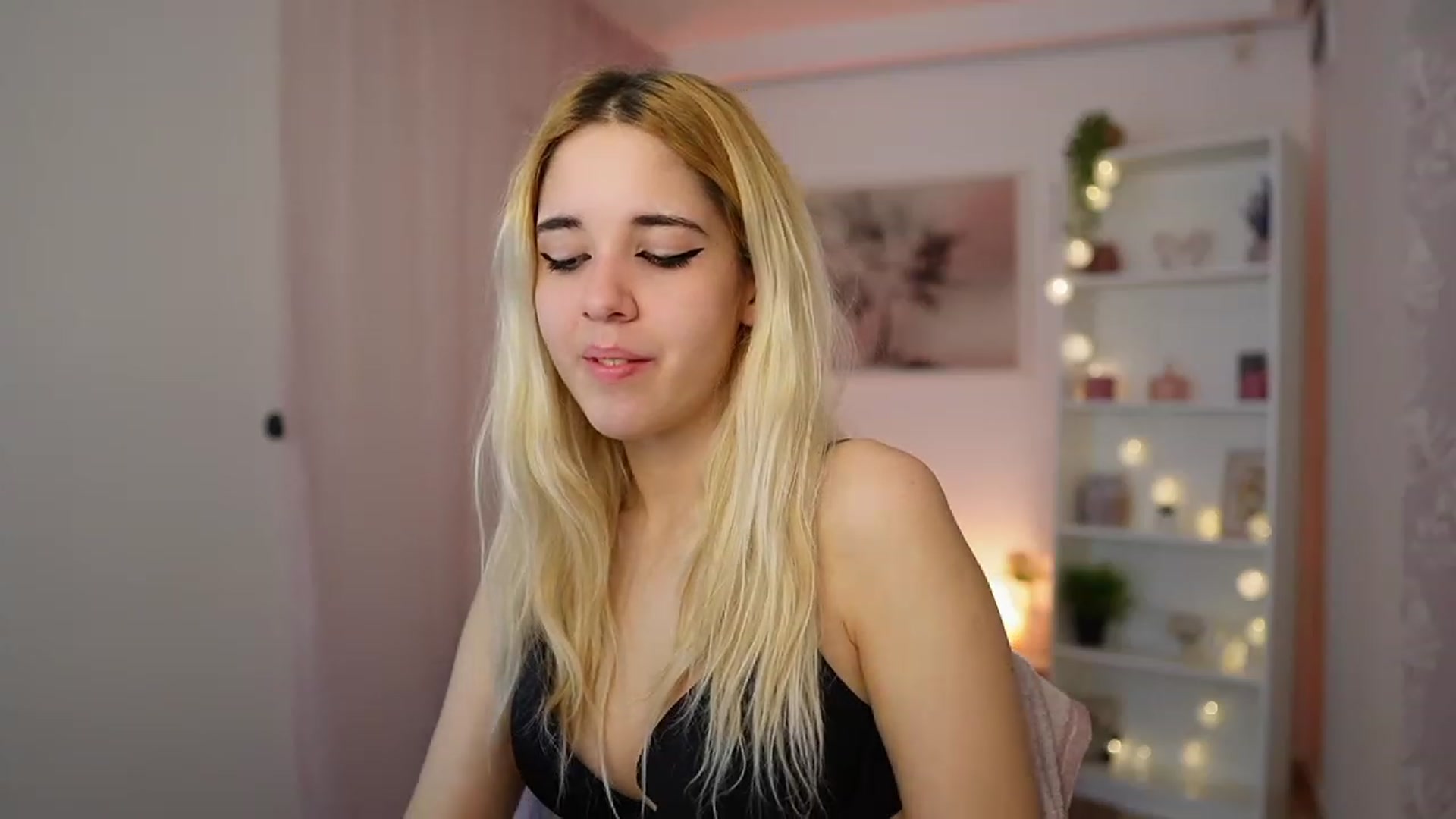 Gallery image thumbnail from Katie_Kush18's myfreecams stream on, 12/18/2023, 11:46 image 17 of 20