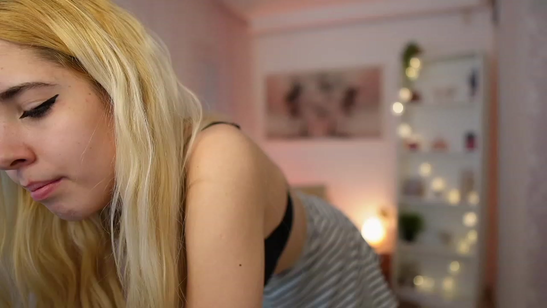 Gallery image thumbnail from Katie_Kush18's myfreecams stream on, 12/18/2023, 11:46 image 7 of 20