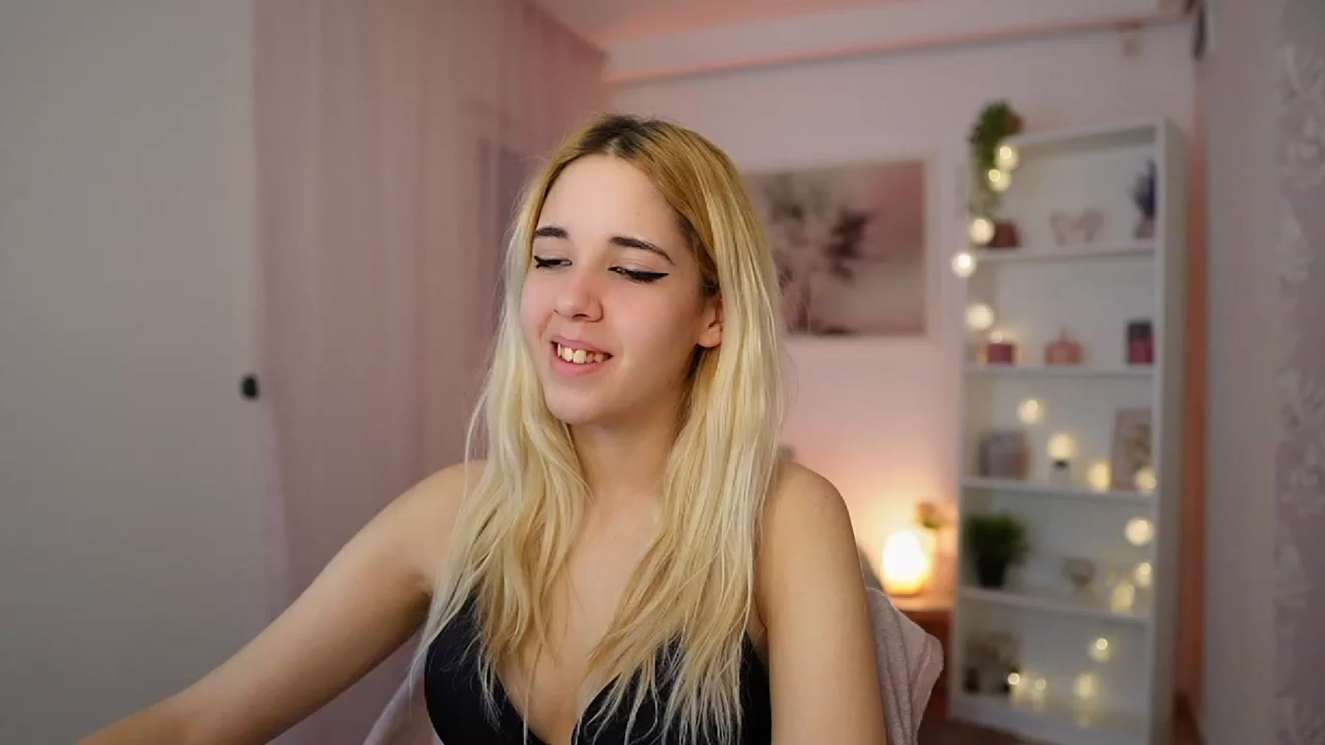 Gallery image thumbnail from Katie_Kush18's myfreecams stream on, 12/18/2023, 11:46 image 16 of 20
