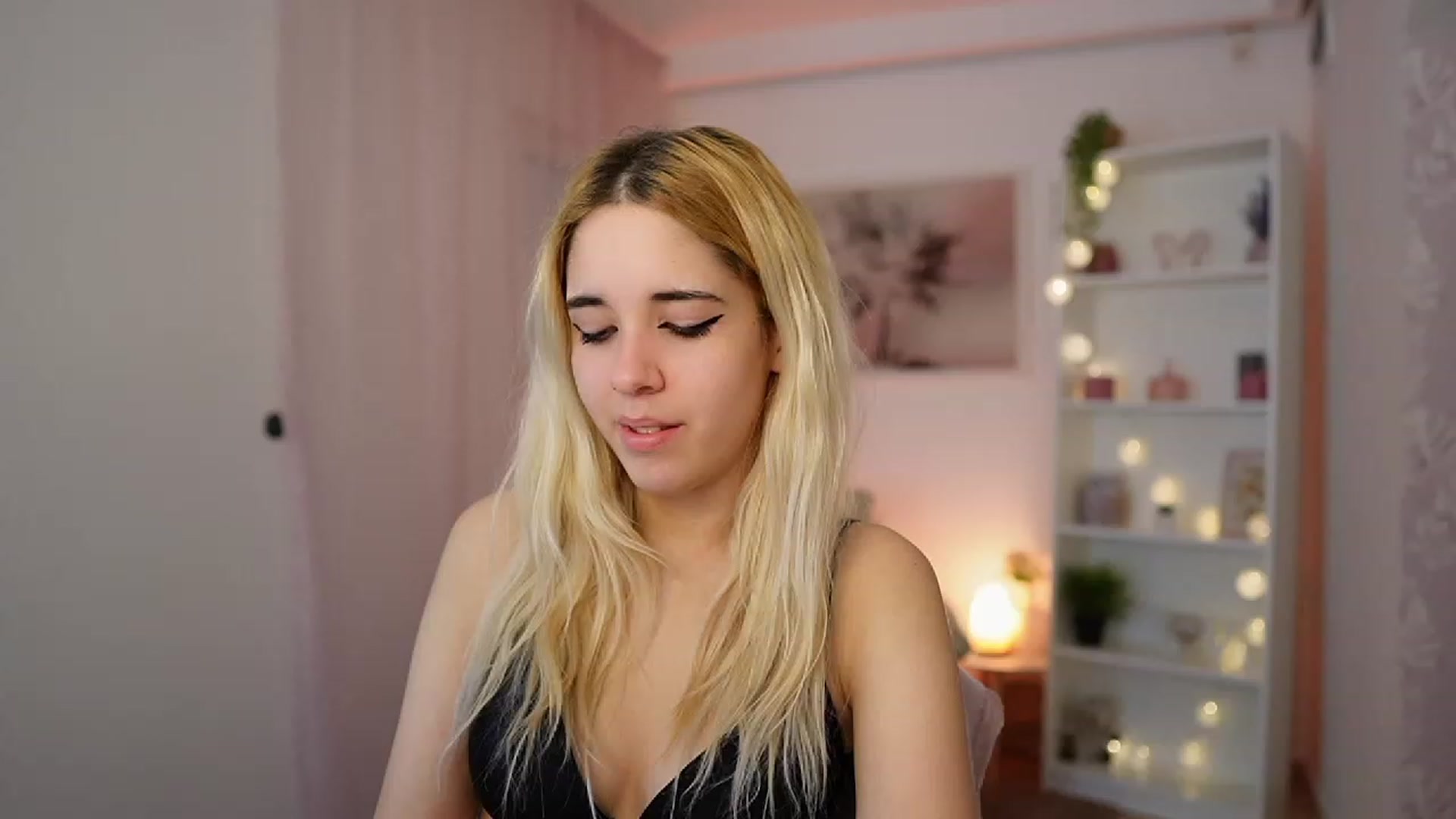 Gallery image thumbnail from Katie_Kush18's myfreecams stream on, 12/18/2023, 11:46 image 14 of 20