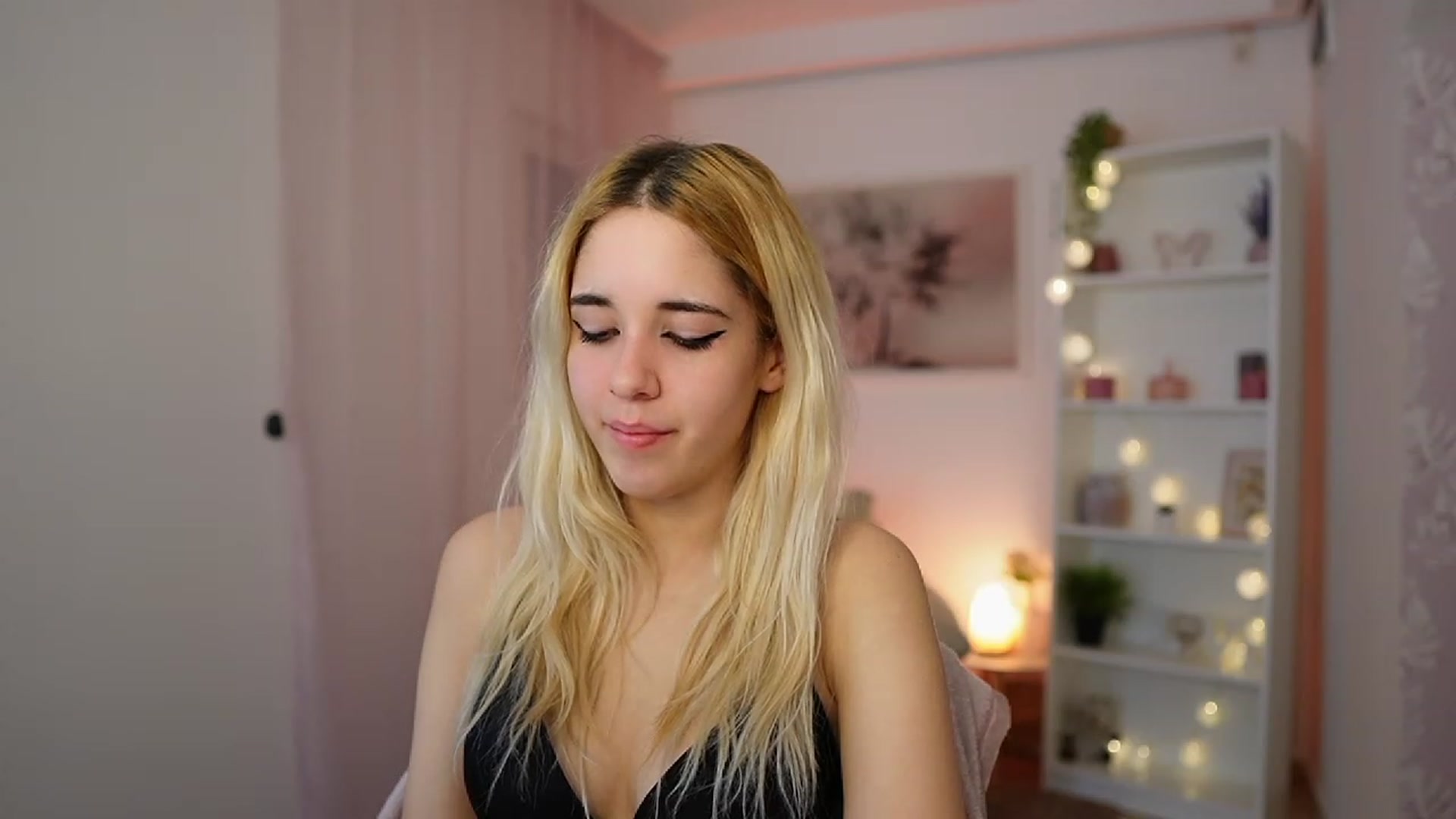 Gallery image thumbnail from Katie_Kush18's myfreecams stream on, 12/18/2023, 11:46 image 15 of 20