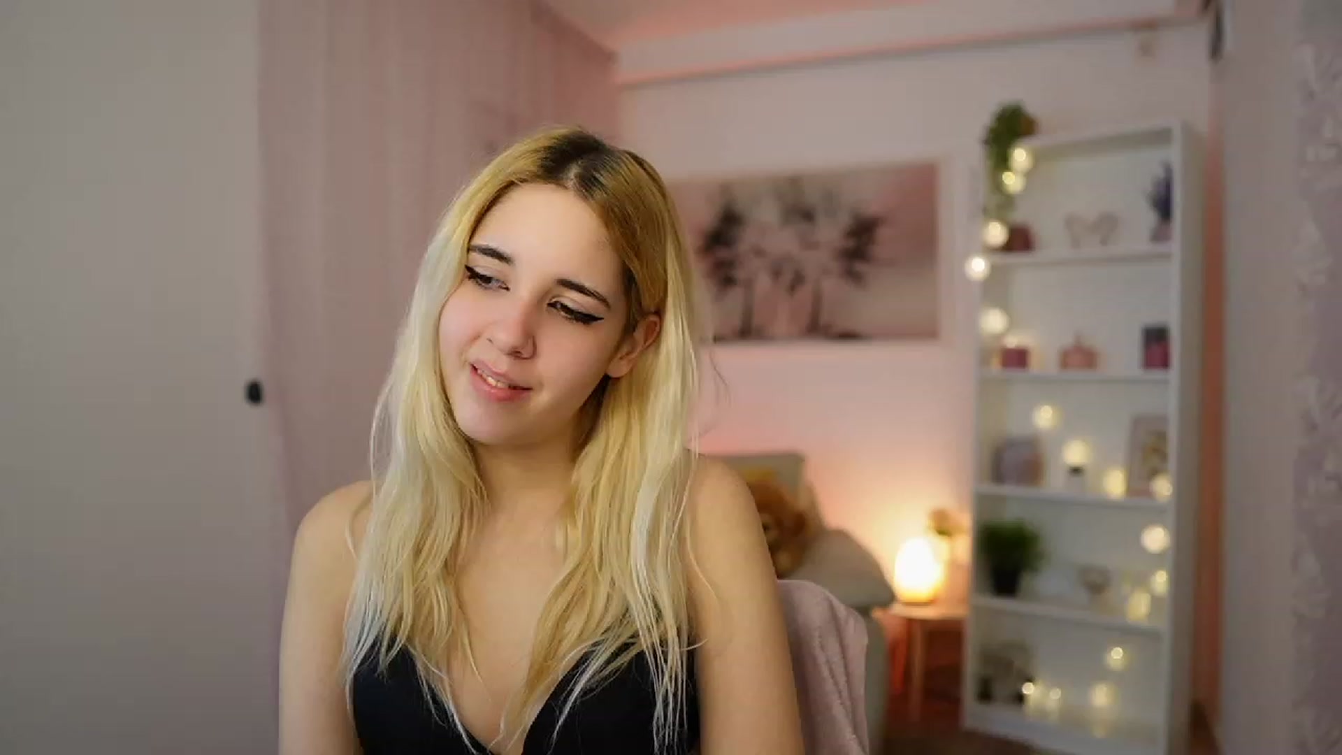 Gallery image thumbnail from Katie_Kush18's myfreecams stream on, 12/18/2023, 12:38 image 13 of 20
