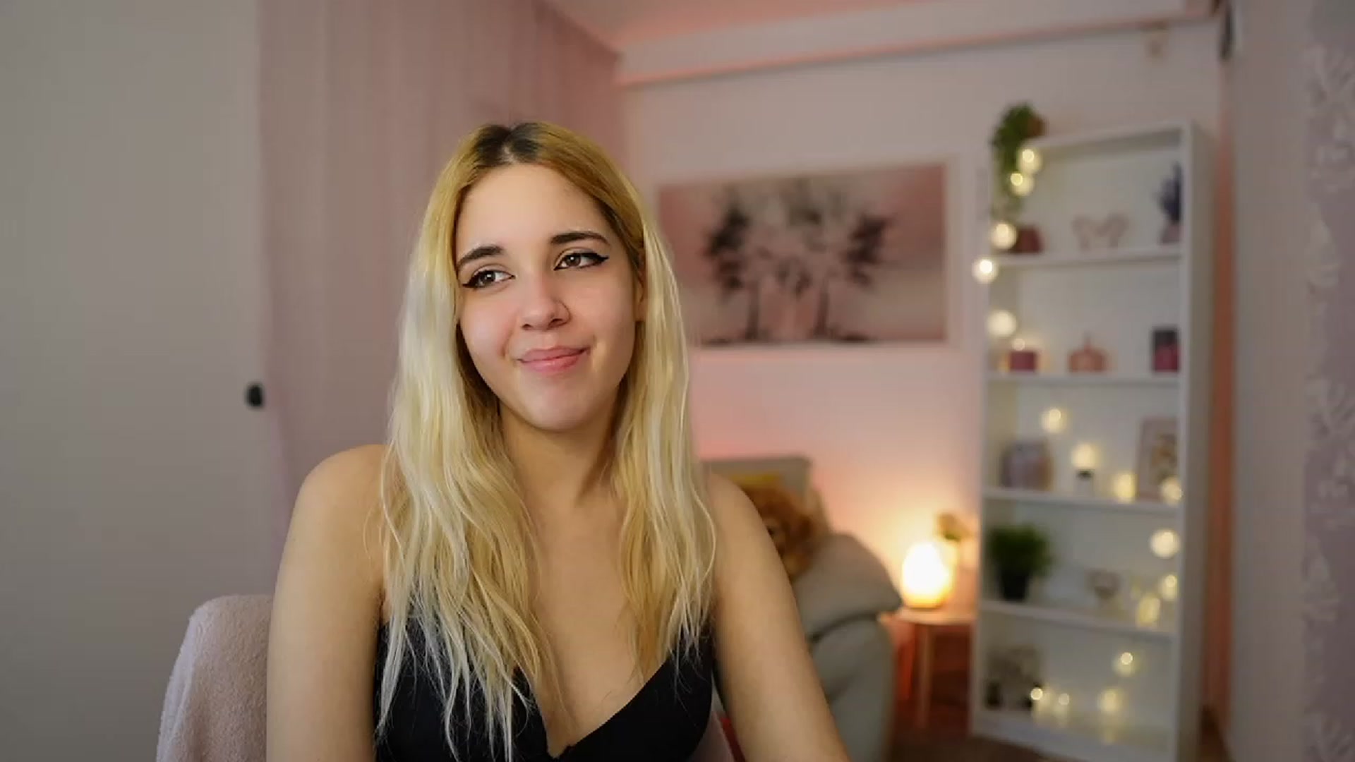 Gallery image thumbnail from Katie_Kush18's myfreecams stream on, 12/18/2023, 12:38 image 4 of 20