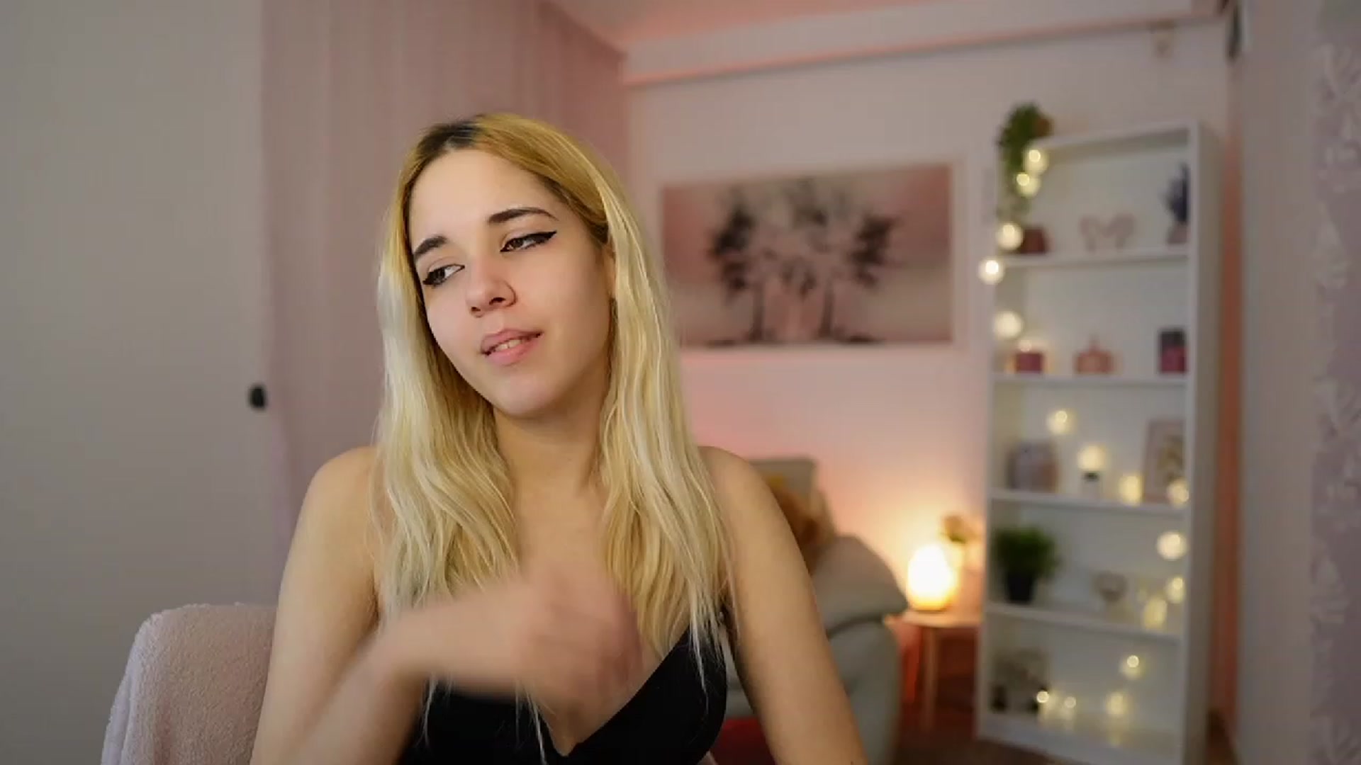 Gallery image thumbnail from Katie_Kush18's myfreecams stream on, 12/18/2023, 12:38 image 11 of 20