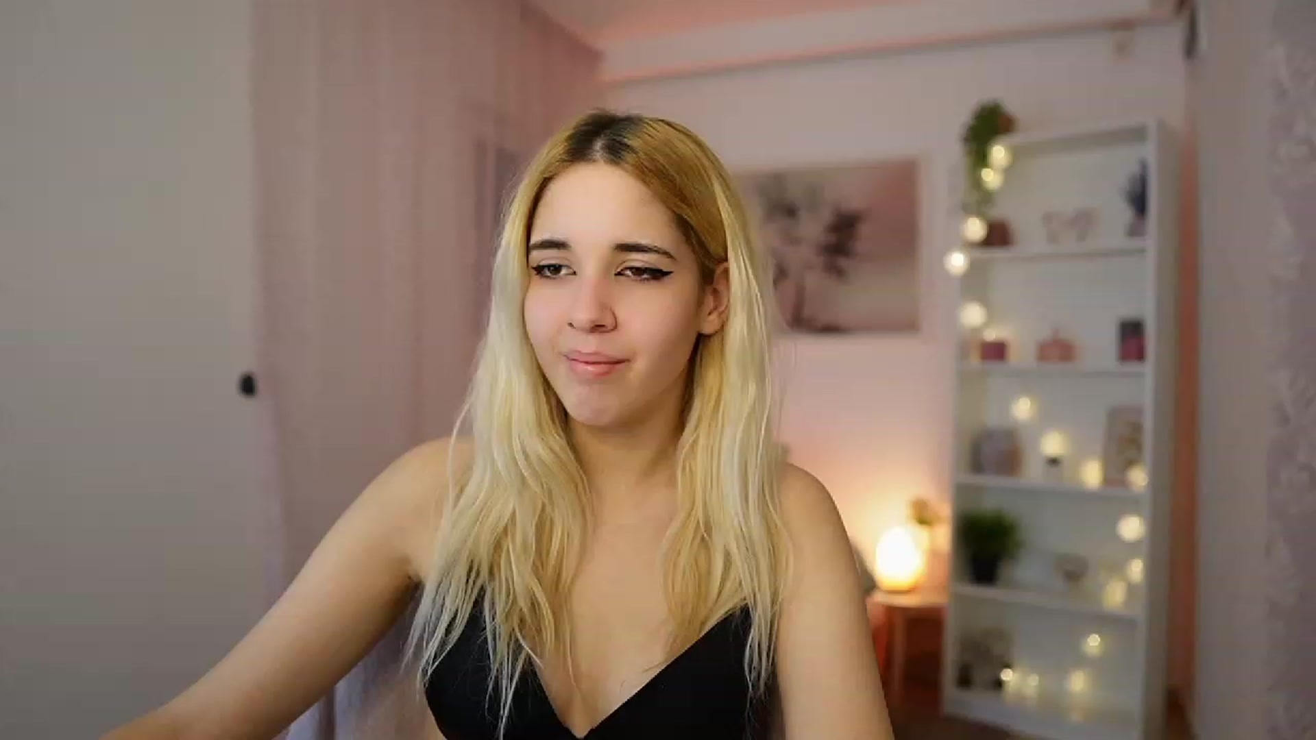 Gallery image thumbnail from Katie_Kush18's myfreecams stream on, 12/18/2023, 12:38 image 6 of 20