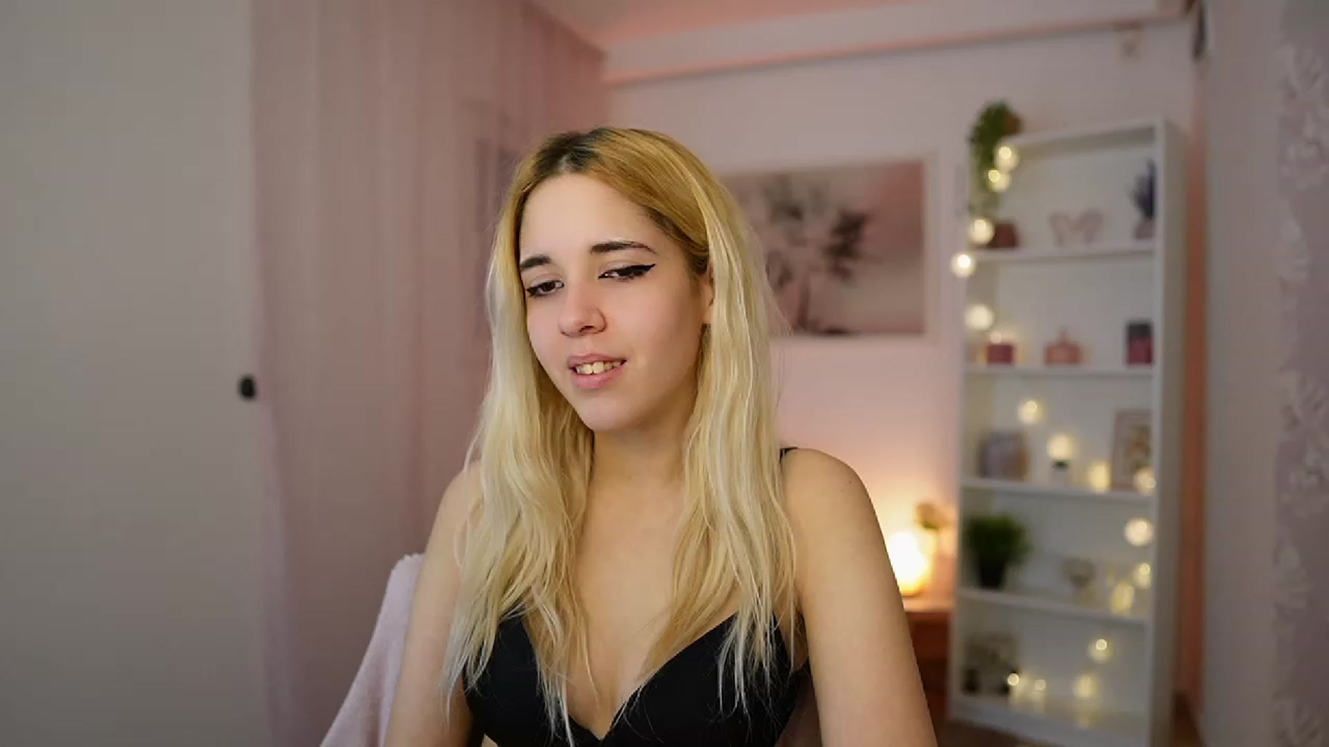Gallery image thumbnail from Katie_Kush18's myfreecams stream on, 12/18/2023, 12:38 image 14 of 20