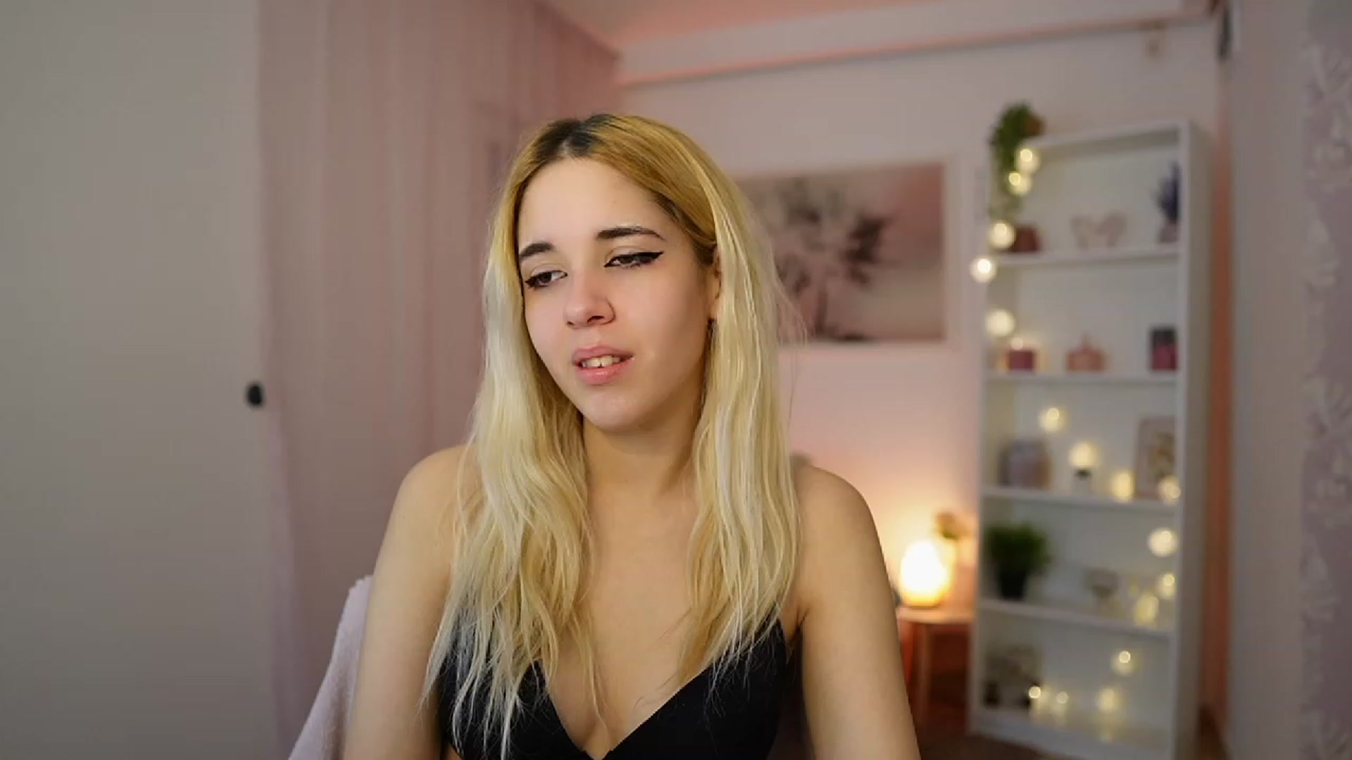 Gallery image thumbnail from Katie_Kush18's myfreecams stream on, 12/18/2023, 12:38 image 3 of 20