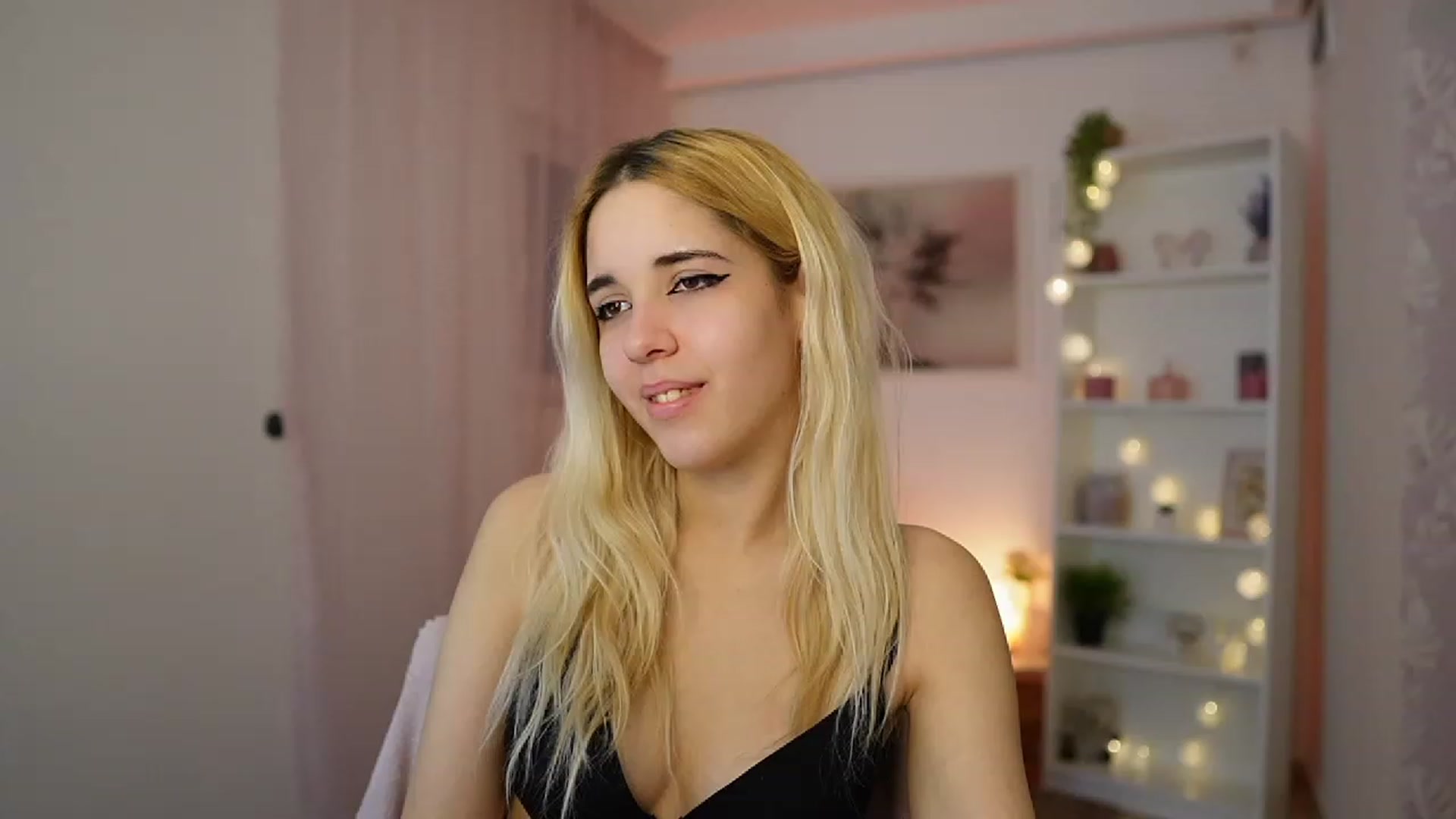 Gallery image thumbnail from Katie_Kush18's myfreecams stream on, 12/18/2023, 12:38 image 5 of 20
