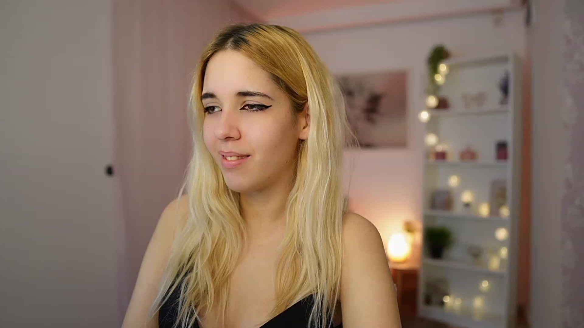 Gallery image thumbnail from Katie_Kush18's myfreecams stream on, 12/18/2023, 12:38 image 7 of 20