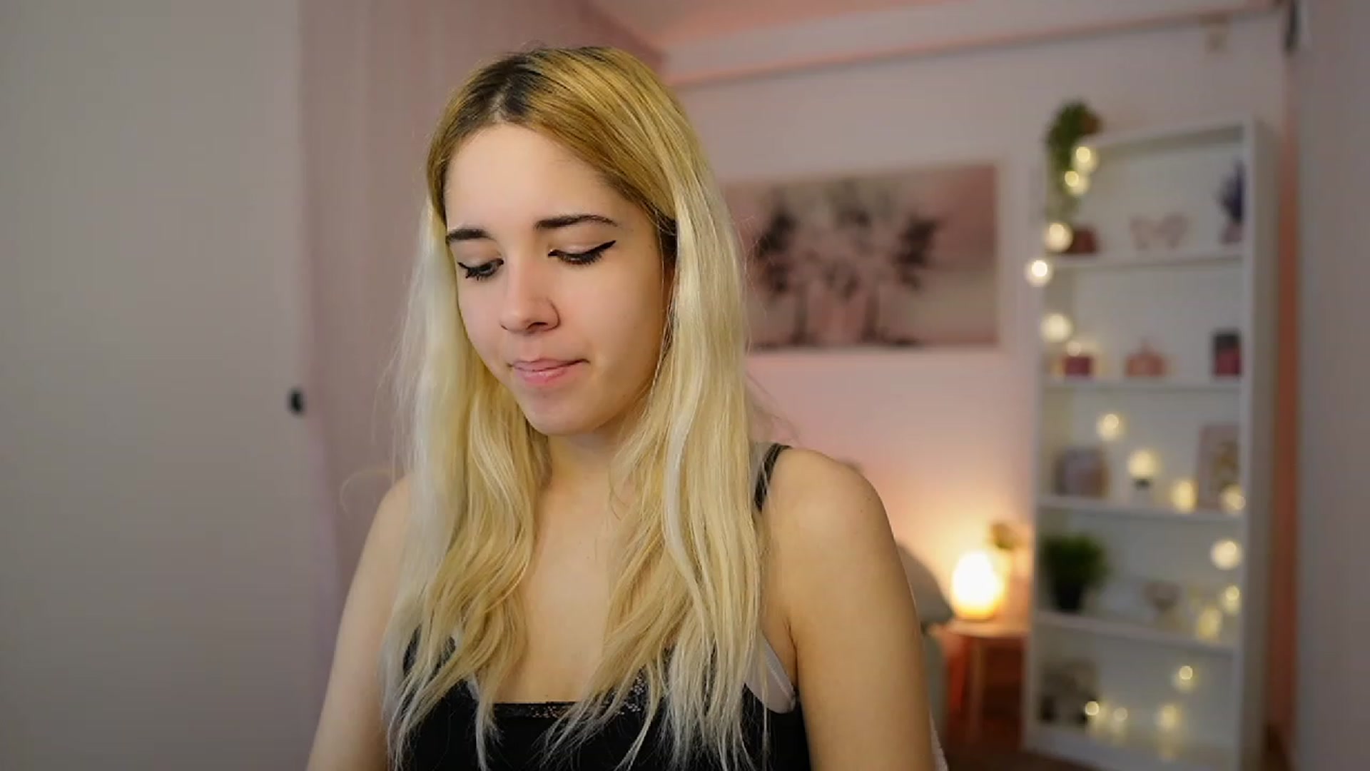 Gallery image thumbnail from Katie_Kush18's myfreecams stream on, 12/20/2023, 10:44 image 14 of 20