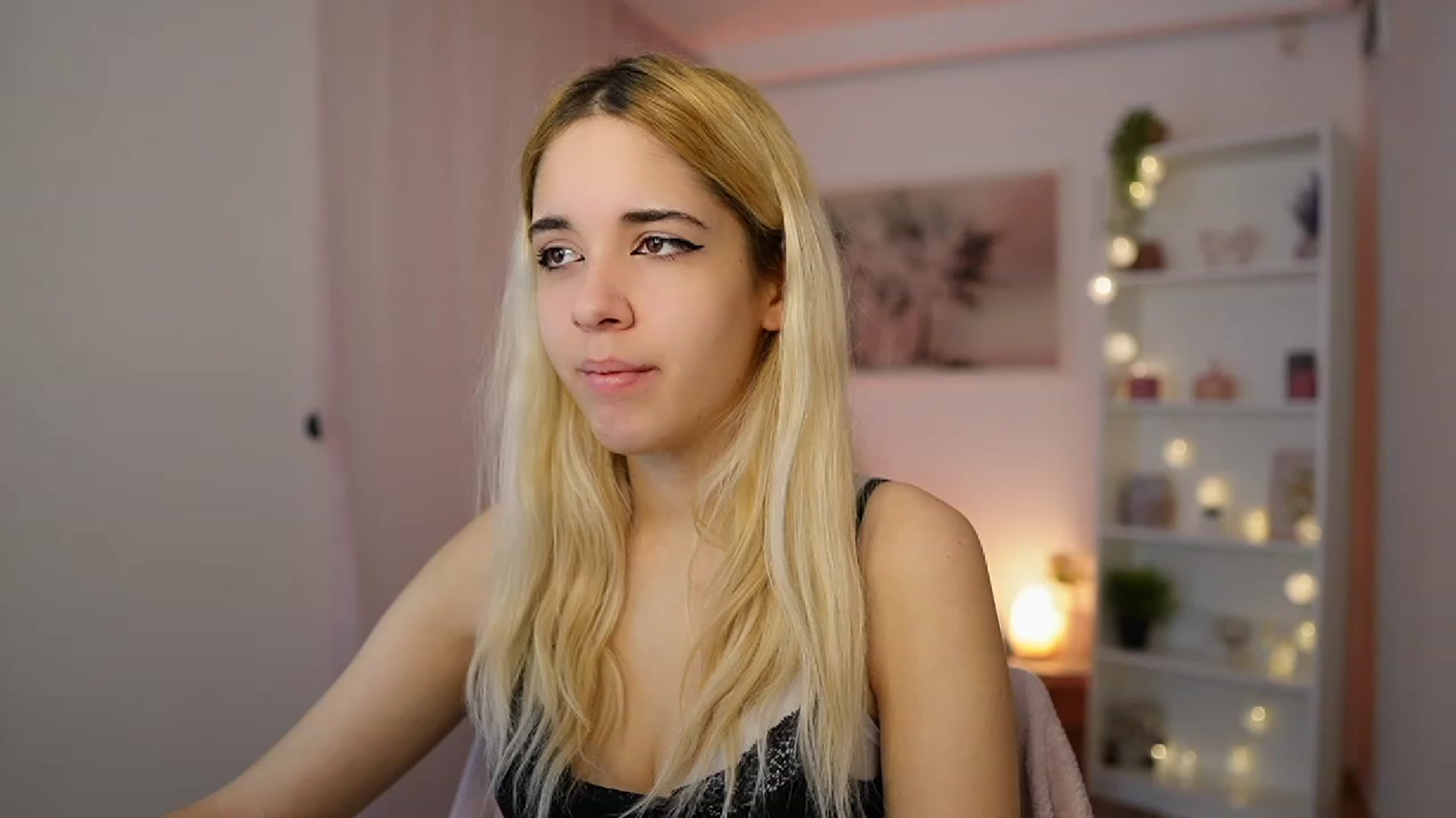 Gallery image thumbnail from Katie_Kush18's myfreecams stream on, 12/20/2023, 10:44 image 7 of 20