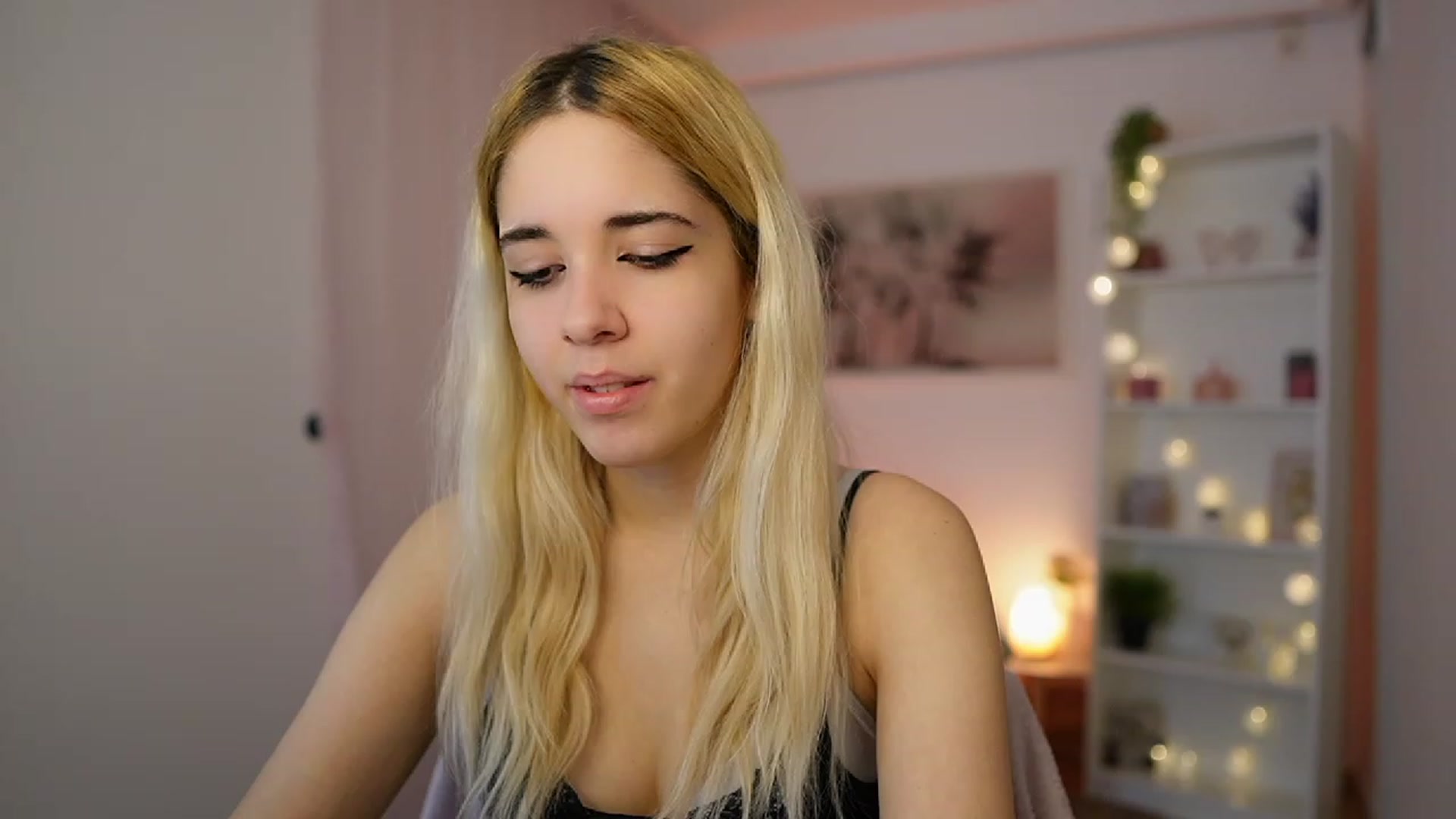 Gallery image thumbnail from Katie_Kush18's myfreecams stream on, 12/20/2023, 10:44 image 5 of 20