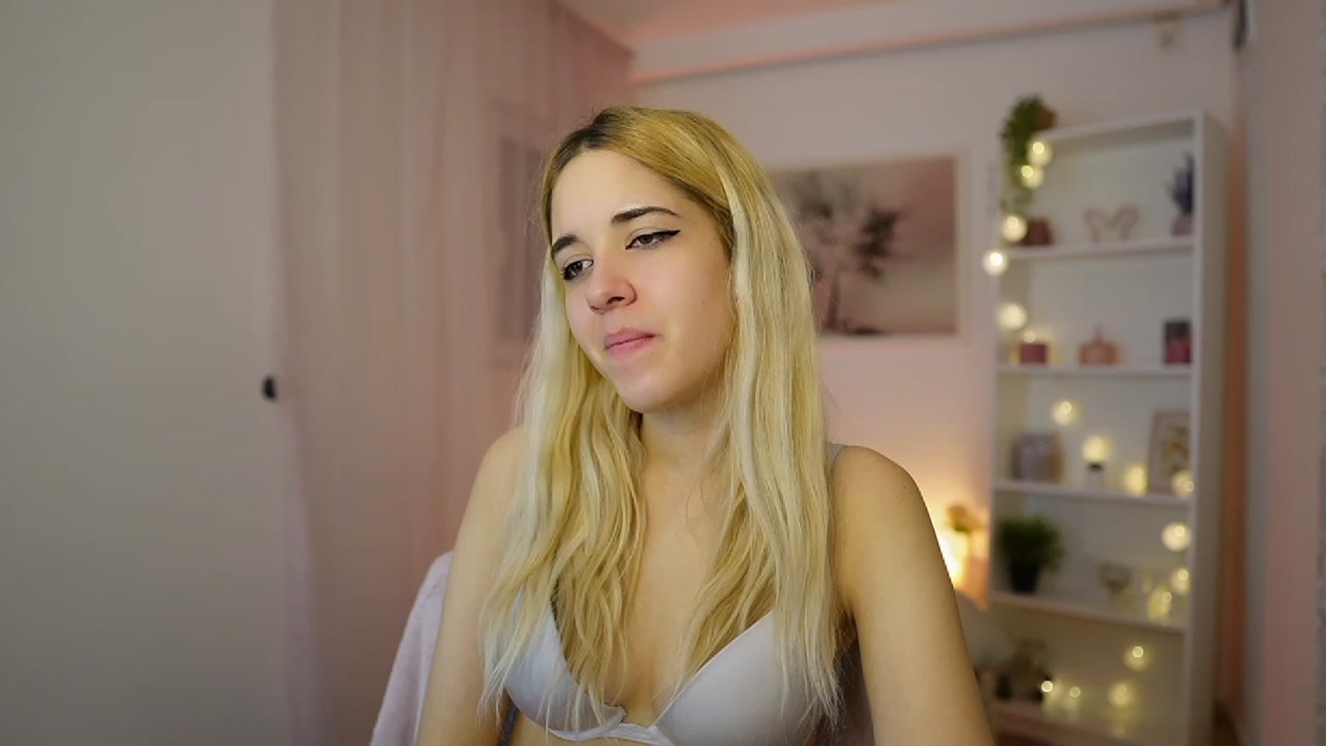 Gallery image thumbnail from Katie_Kush18's myfreecams stream on, 12/20/2023, 13:36 image 2 of 20
