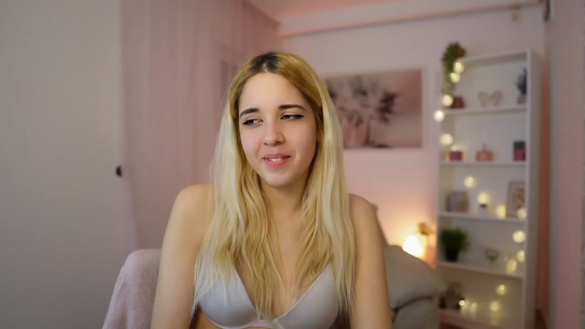 Gallery image thumbnail from Katie_Kush18's myfreecams stream on, 12/20/2023, 13:36 image 13 of 20