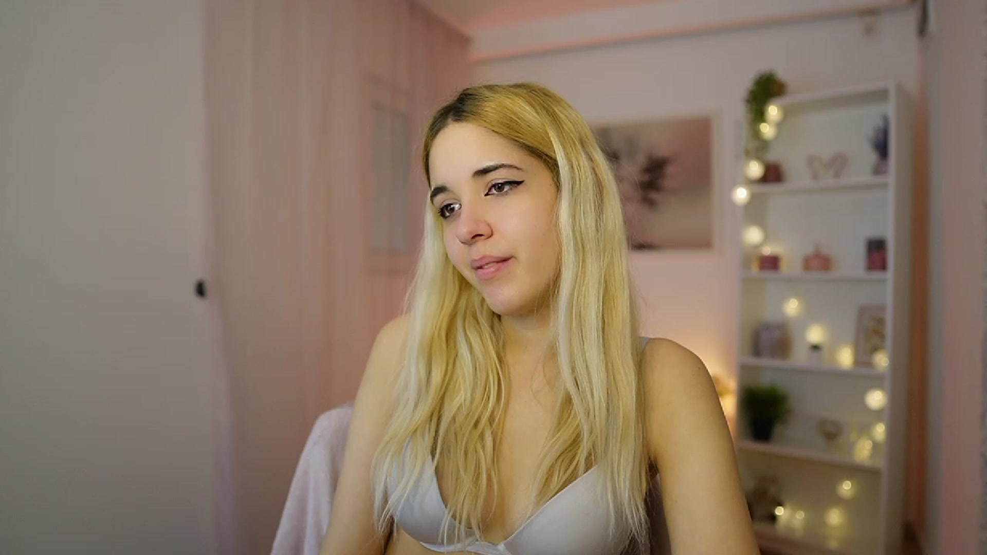 Gallery image thumbnail from Katie_Kush18's myfreecams stream on, 12/20/2023, 13:36 image 3 of 20
