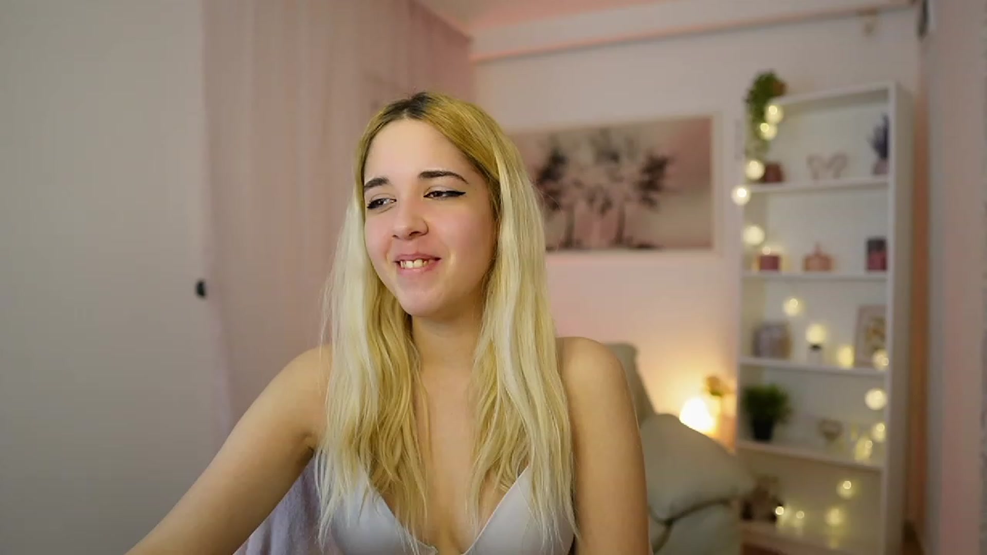 Gallery image thumbnail from Katie_Kush18's myfreecams stream on, 12/20/2023, 13:36 image 15 of 20