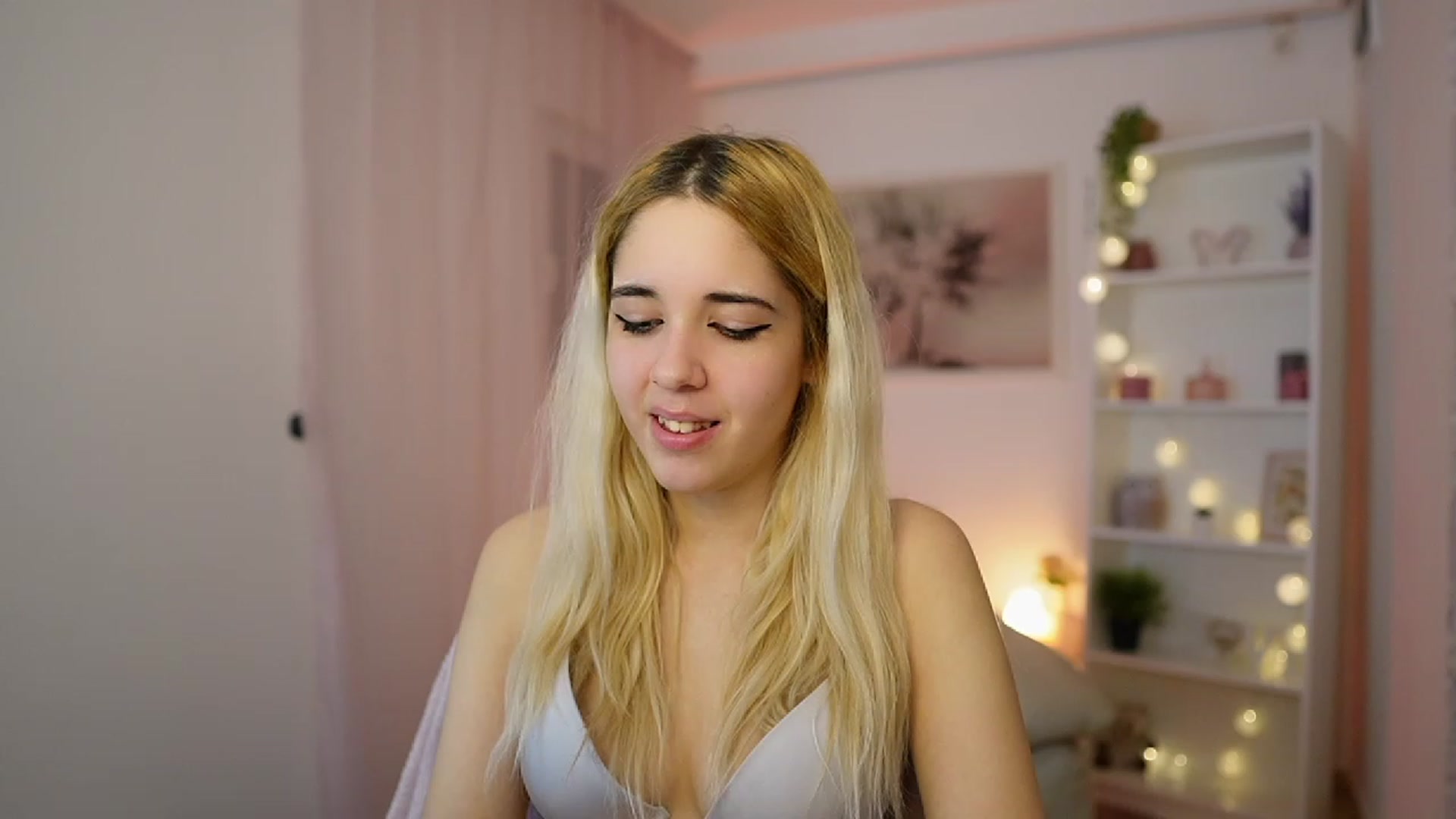 Gallery image thumbnail from Katie_Kush18's myfreecams stream on, 12/20/2023, 13:36 image 16 of 20