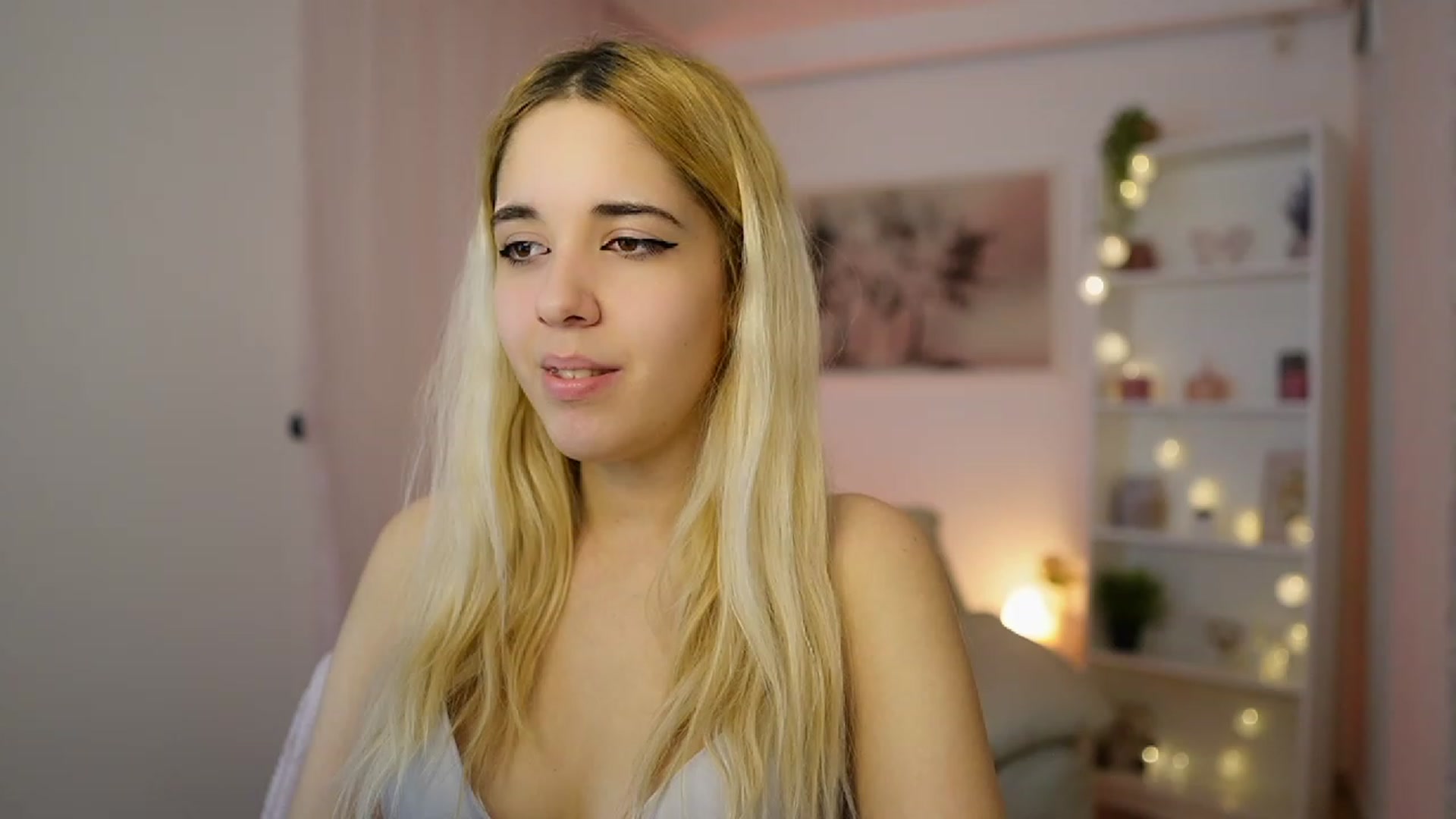 Gallery image thumbnail from Katie_Kush18's myfreecams stream on, 12/20/2023, 13:36 image 19 of 20