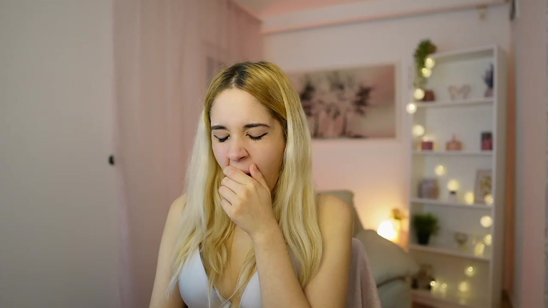 Gallery image thumbnail from Katie_Kush18's myfreecams stream on, 12/20/2023, 13:36 image 6 of 20