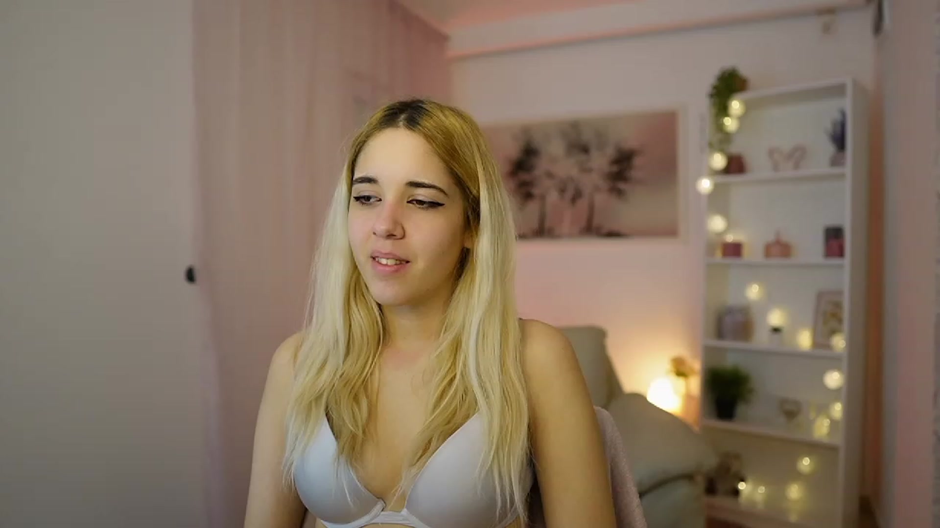 Gallery image thumbnail from Katie_Kush18's myfreecams stream on, 12/20/2023, 13:36 image 4 of 20