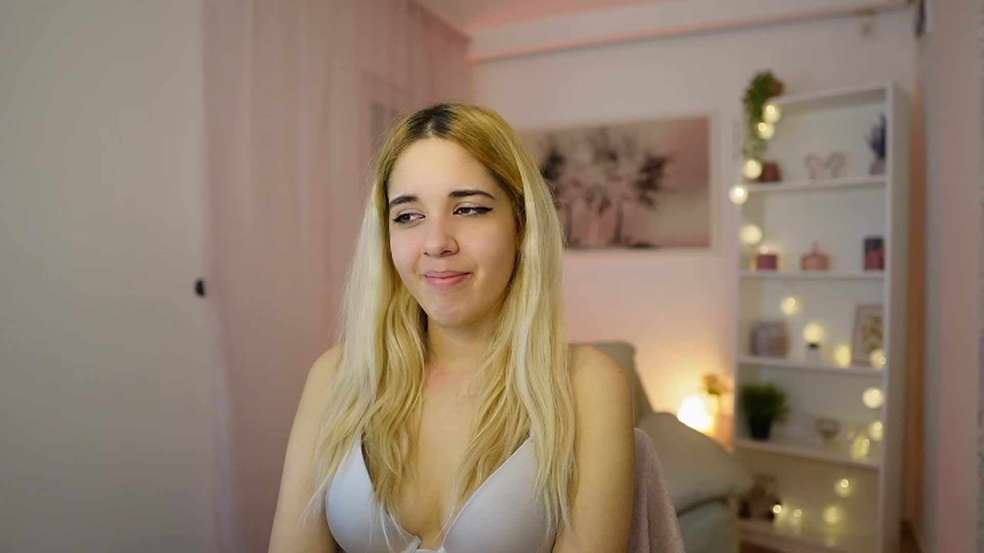 Gallery image thumbnail from Katie_Kush18's myfreecams stream on, 12/20/2023, 13:36 image 5 of 20