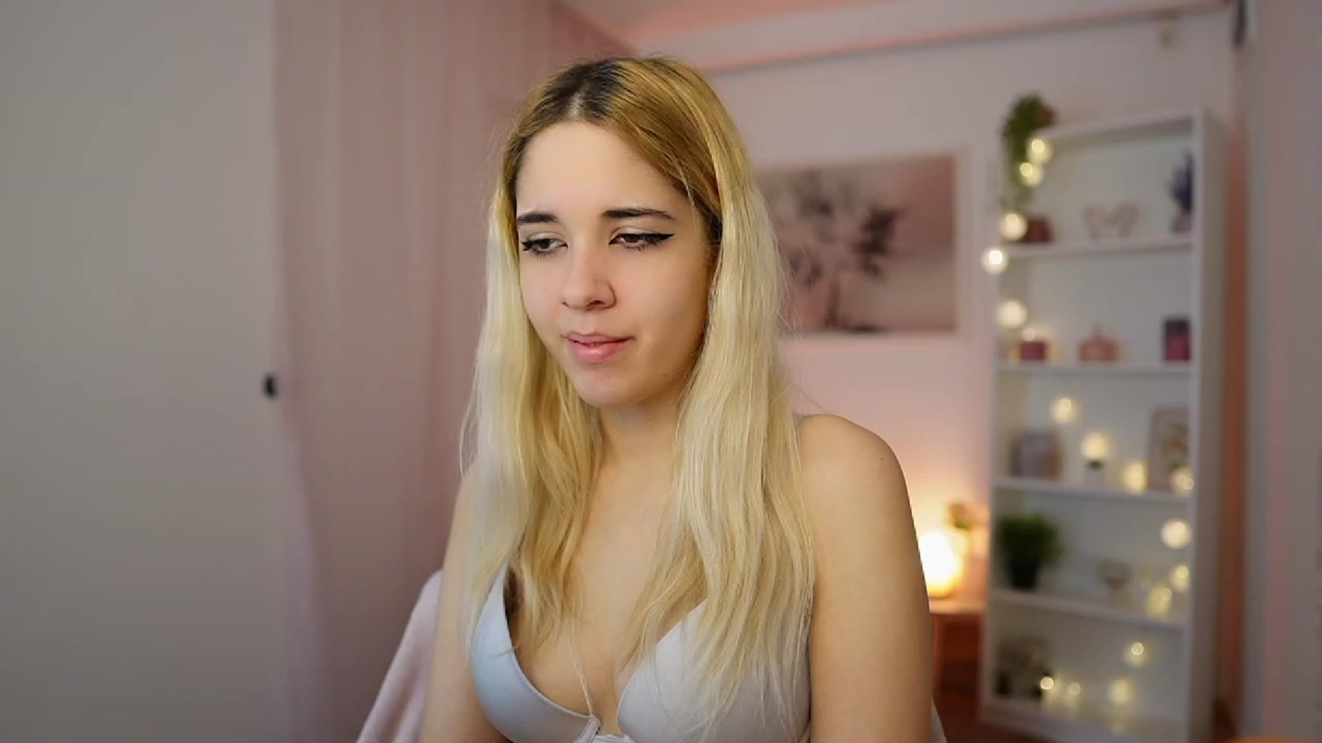 Gallery image thumbnail from Katie_Kush18's myfreecams stream on, 12/21/2023, 10:04 image 16 of 20