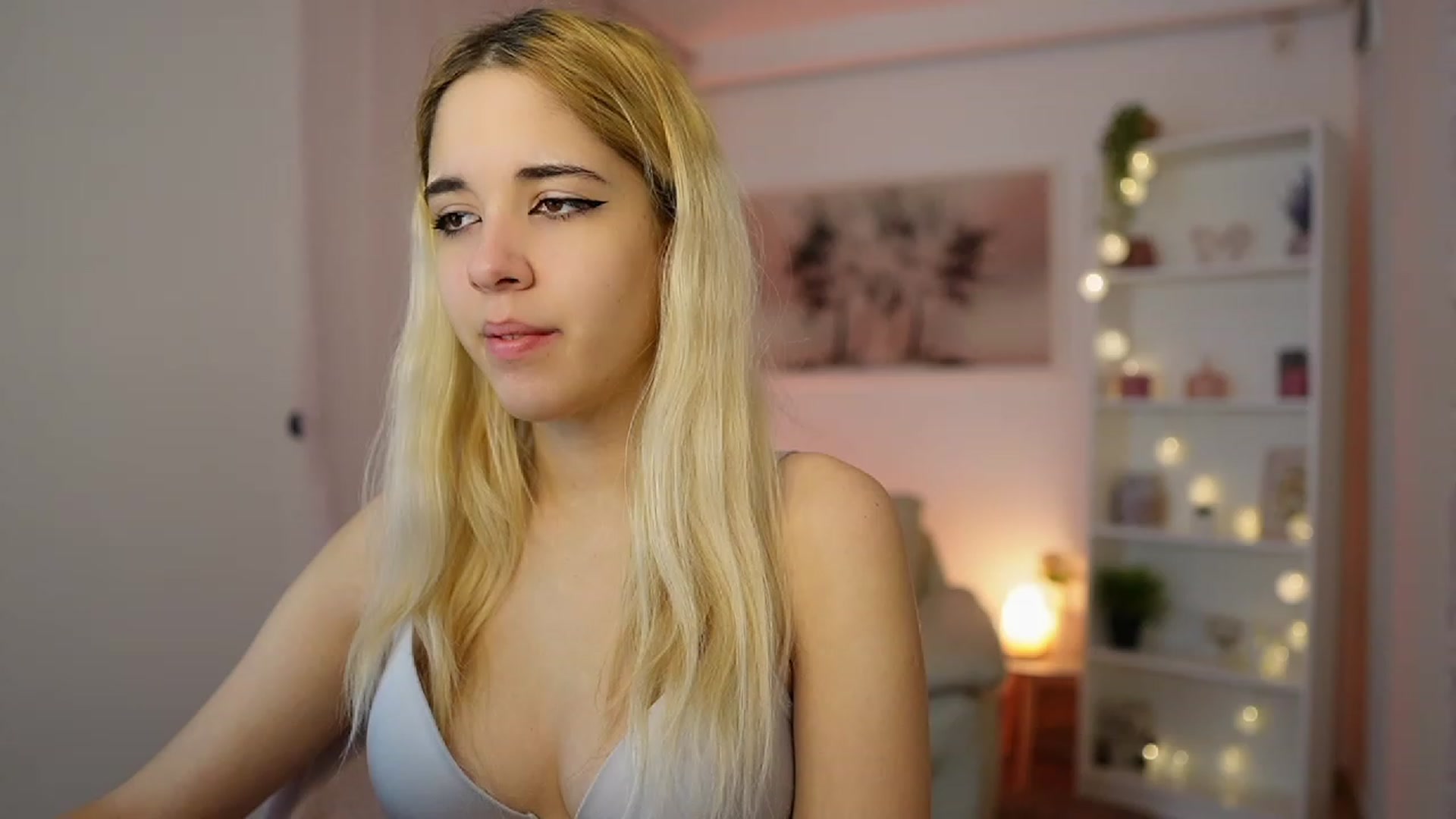 Gallery image thumbnail from Katie_Kush18's myfreecams stream on, 12/21/2023, 10:04 image 4 of 20