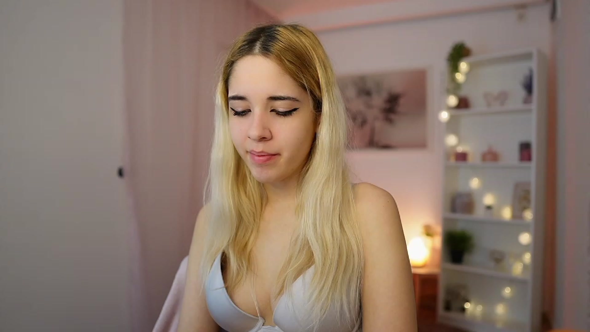 Gallery image thumbnail from Katie_Kush18's myfreecams stream on, 12/21/2023, 10:04 image 15 of 20